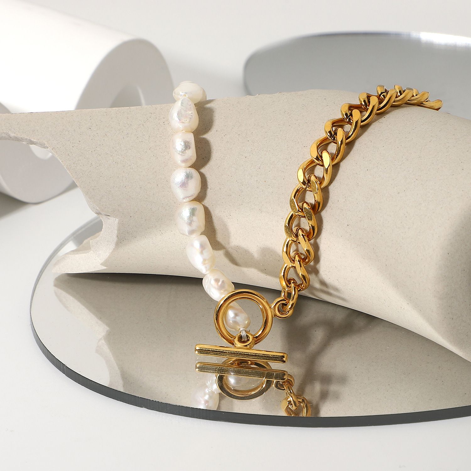 Klassischer Stil Ot Buckle Kubanische Kette Frischwasser Perlen Halskette Edelstahl Halbkette Halb Perlen Nähen verbundene Halskette Weiblich
