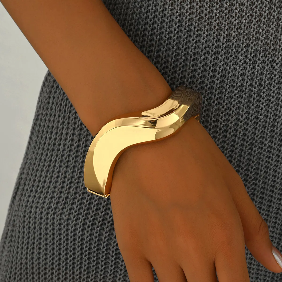 Elegantes Skulptur-Gold - Armband - Moderne Statement Schmuck für jeden Anlass