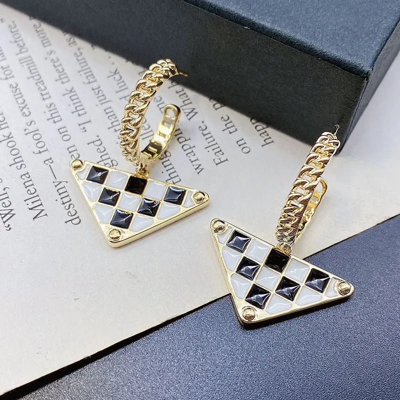 S925 Silber Nadel Süße Persönlichkeit Dreieck Stil Plaid Ohrringe Frauen