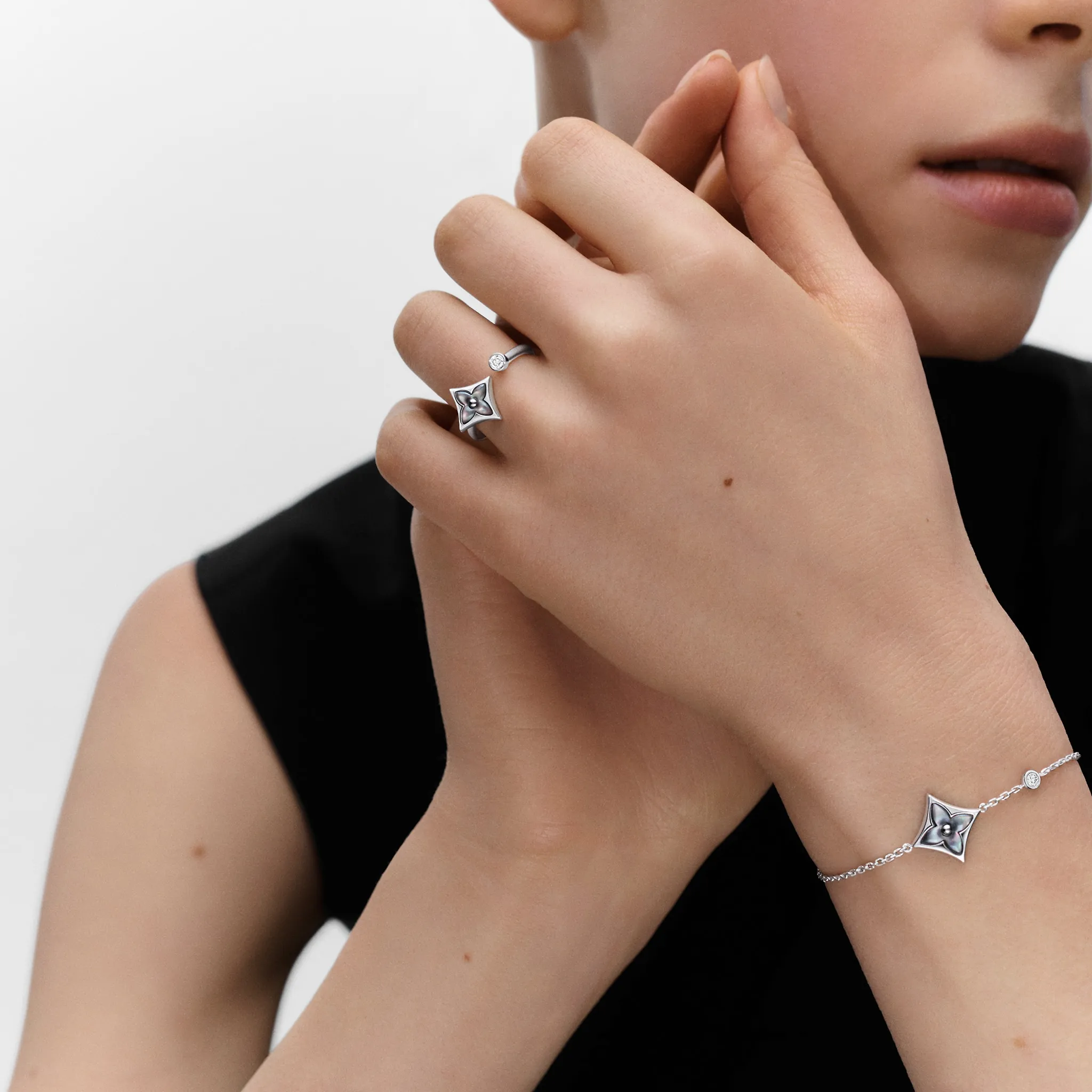 Color Blossom Mini Star White Gold, Gray Mother-of-Pearl and Diamond Ring