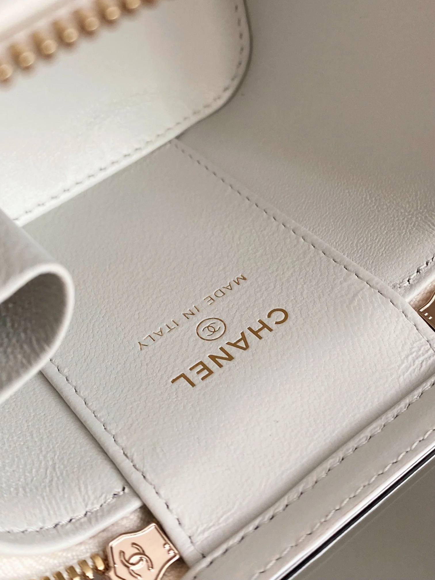 Chanel Small Vanity With Chain White For Women, Women’s Bags 4.3in/11cm