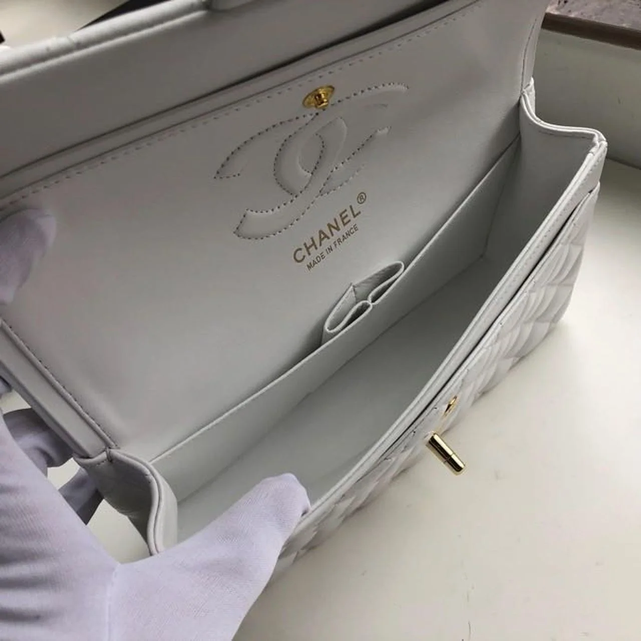 Chanel Classic Handbag Gold Toned Hardware WhiteFor Women, Women’s Bags, Shoulder And Crossbody Bags 10.2in/26cm A01112