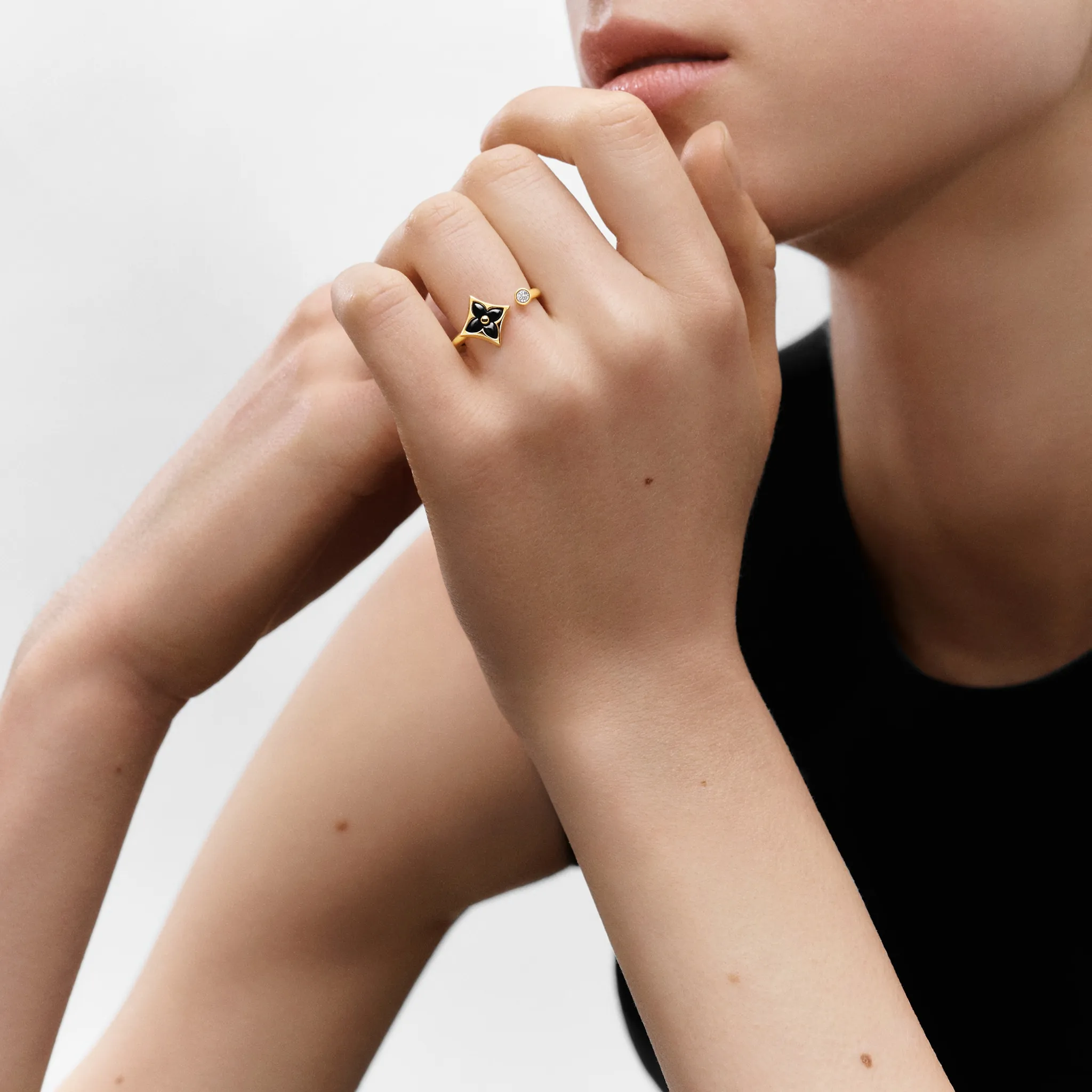 Color Blossom Mini Star Ring in Yellow Gold, Onyx and Diamonds