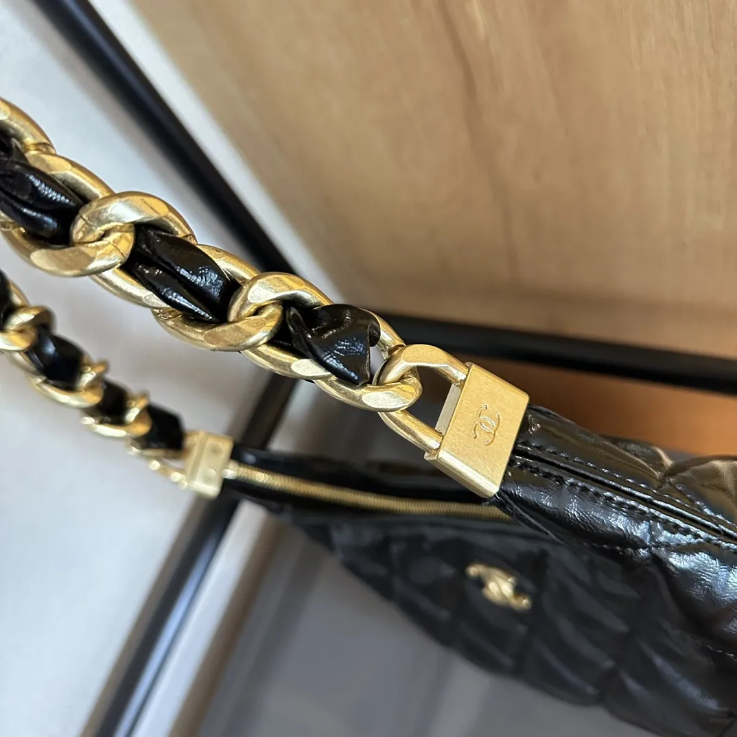 24a hobo bag 23cm white calfskin gold hardware