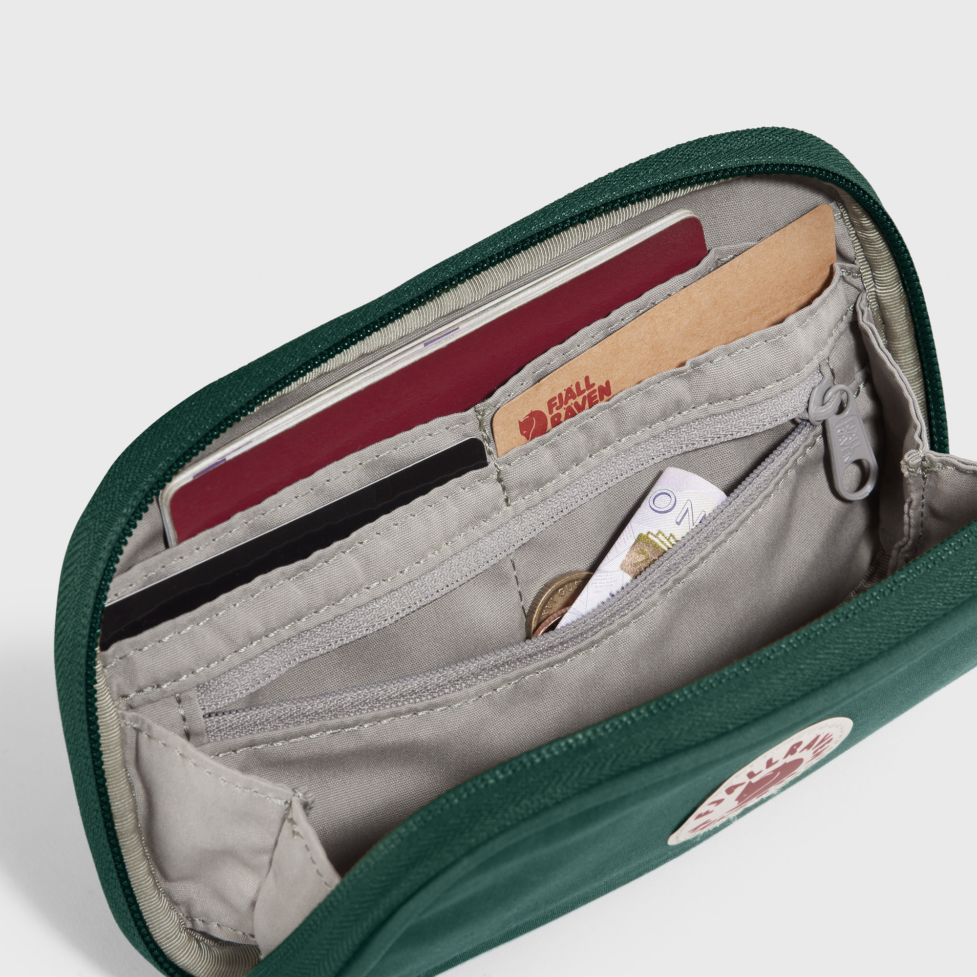 KÅNKEN Travel Wallet
