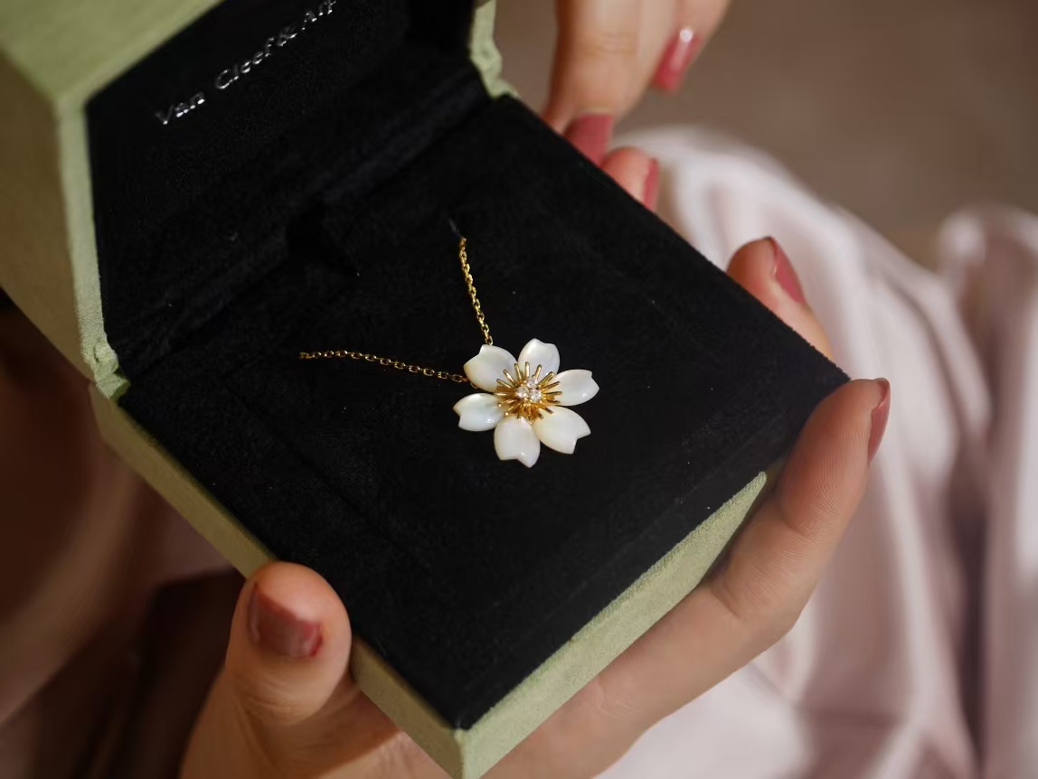 replica Van Cleef & Arpels Rose de Noël Pendant Necklace - Mini - H Lin Jewelry
