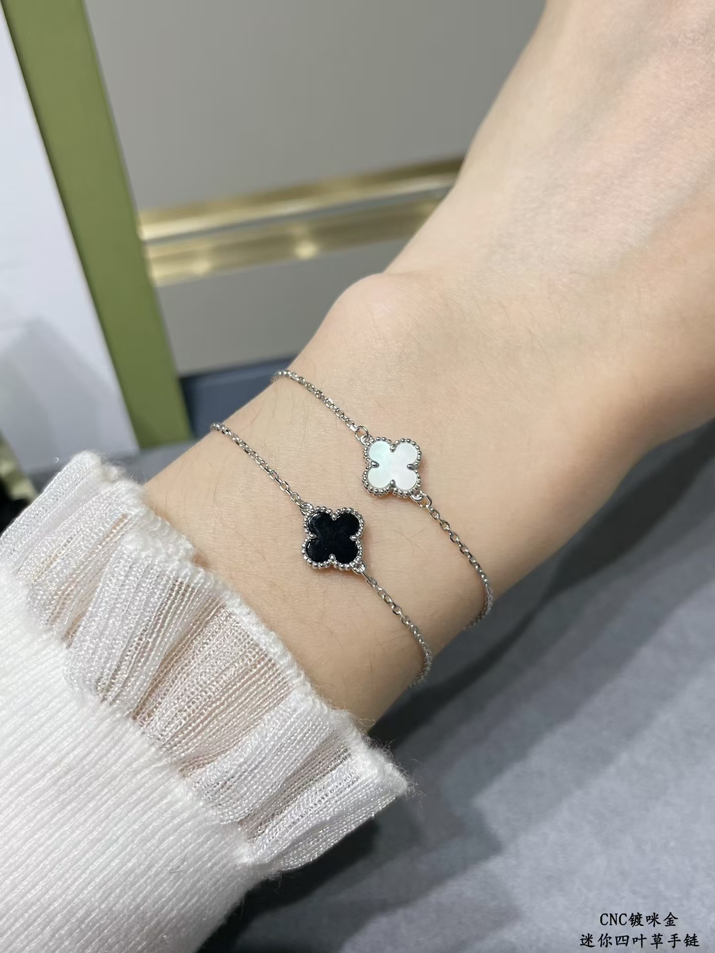 replica Van Cleef & Arpels Sweet Alhambra Black Agate Single Clover Bracelet - H Lin Jewelry