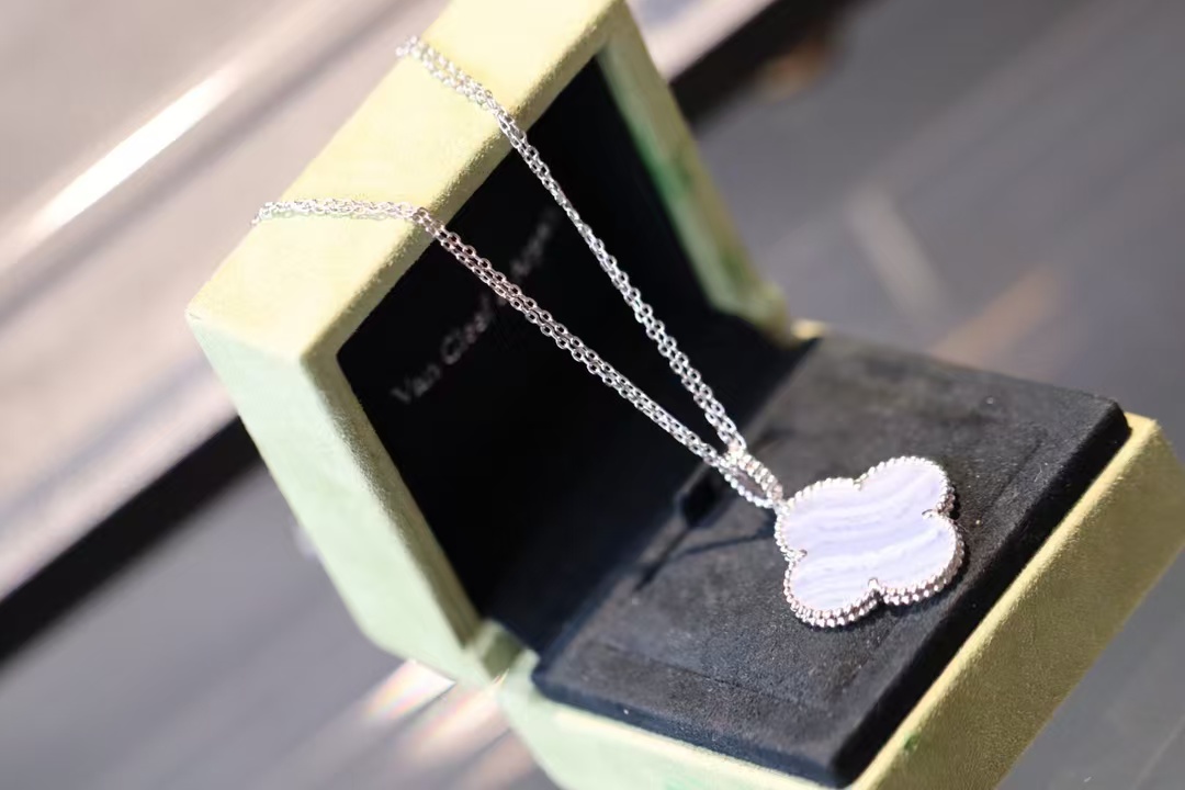 replica Van Cleef & Arpels Vintage Alhambra Pendant Necklace - Large - H Lin Jewelry