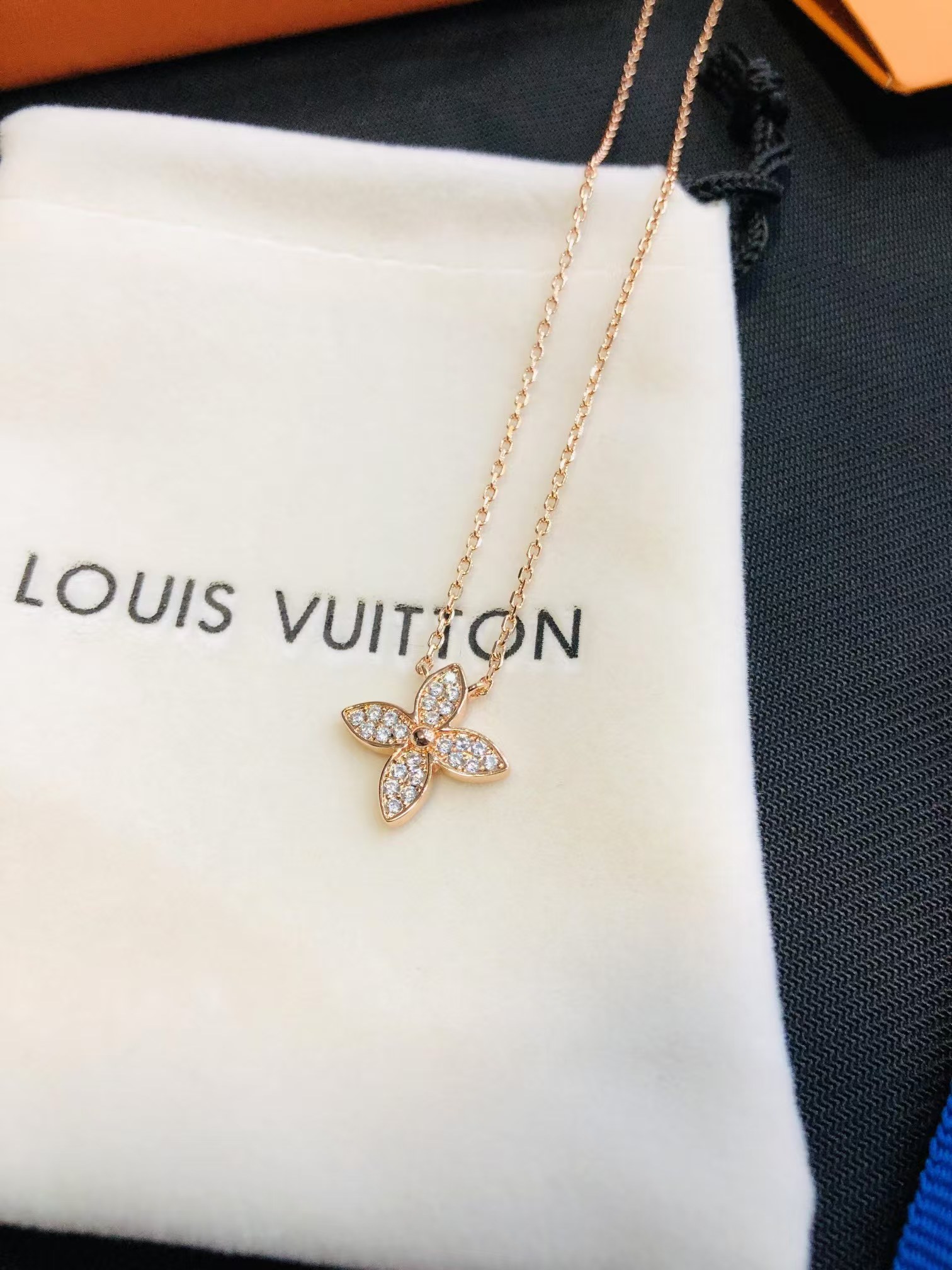 replica Louis Vuitton Idylle Blossom Pendant Necklace-One Flower - H Lin Jewelry