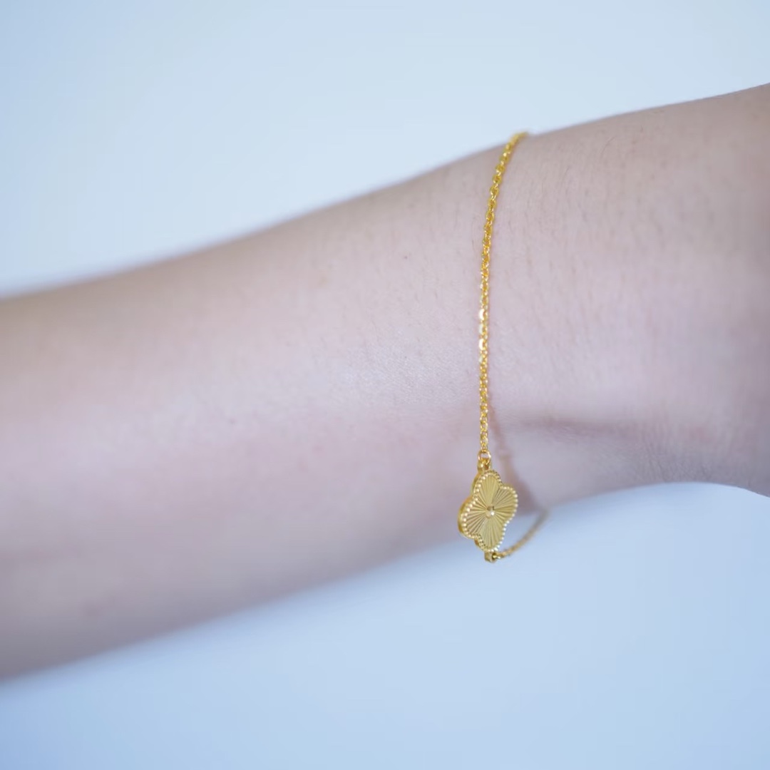 replica Van Cleef & Arpels Yellow Gold Sweet Alhambra Bracelet 1 Motif - H Lin Jewelry