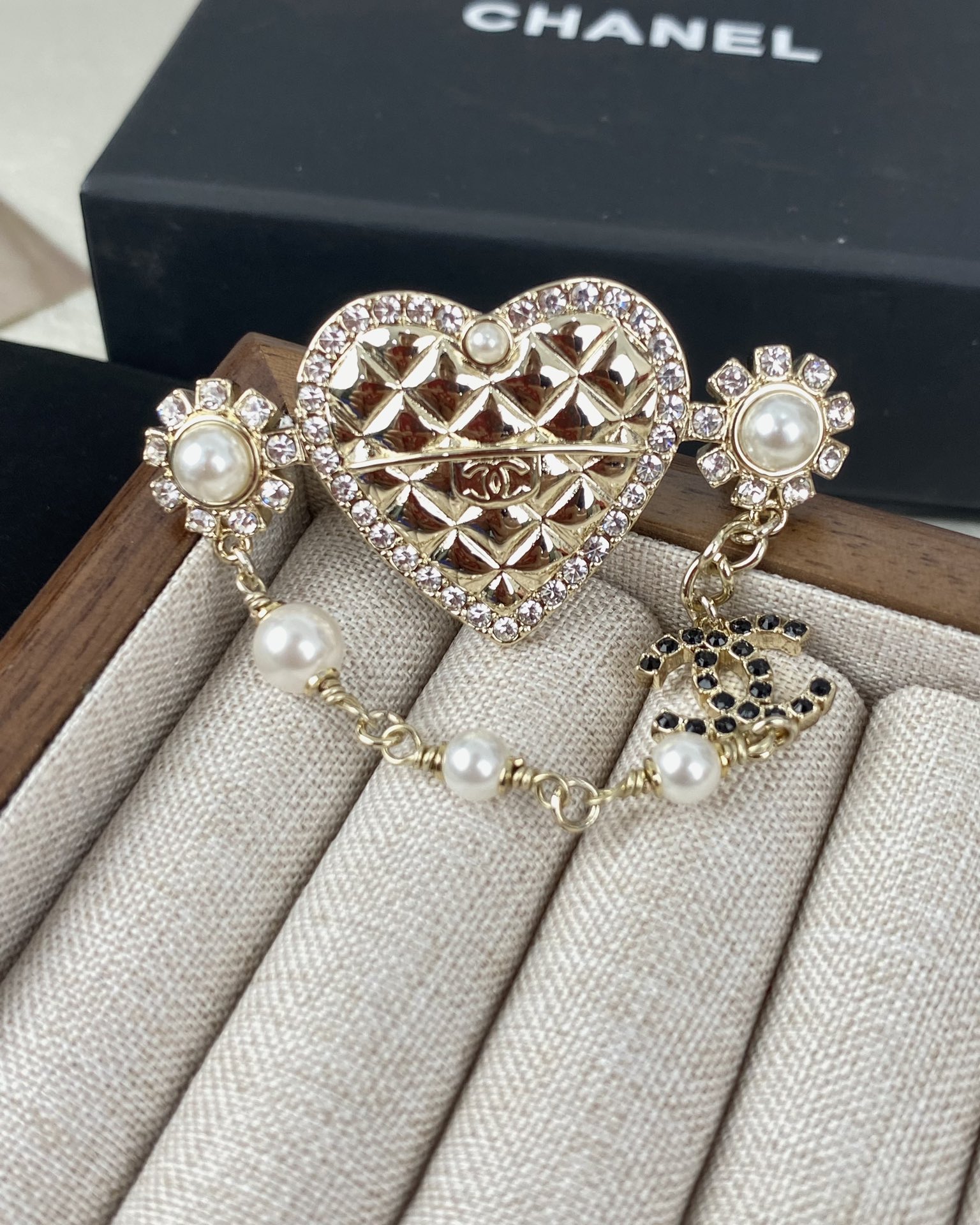 replica Chanel Heart with Chain Brooch Pin - H Lin Jewelry