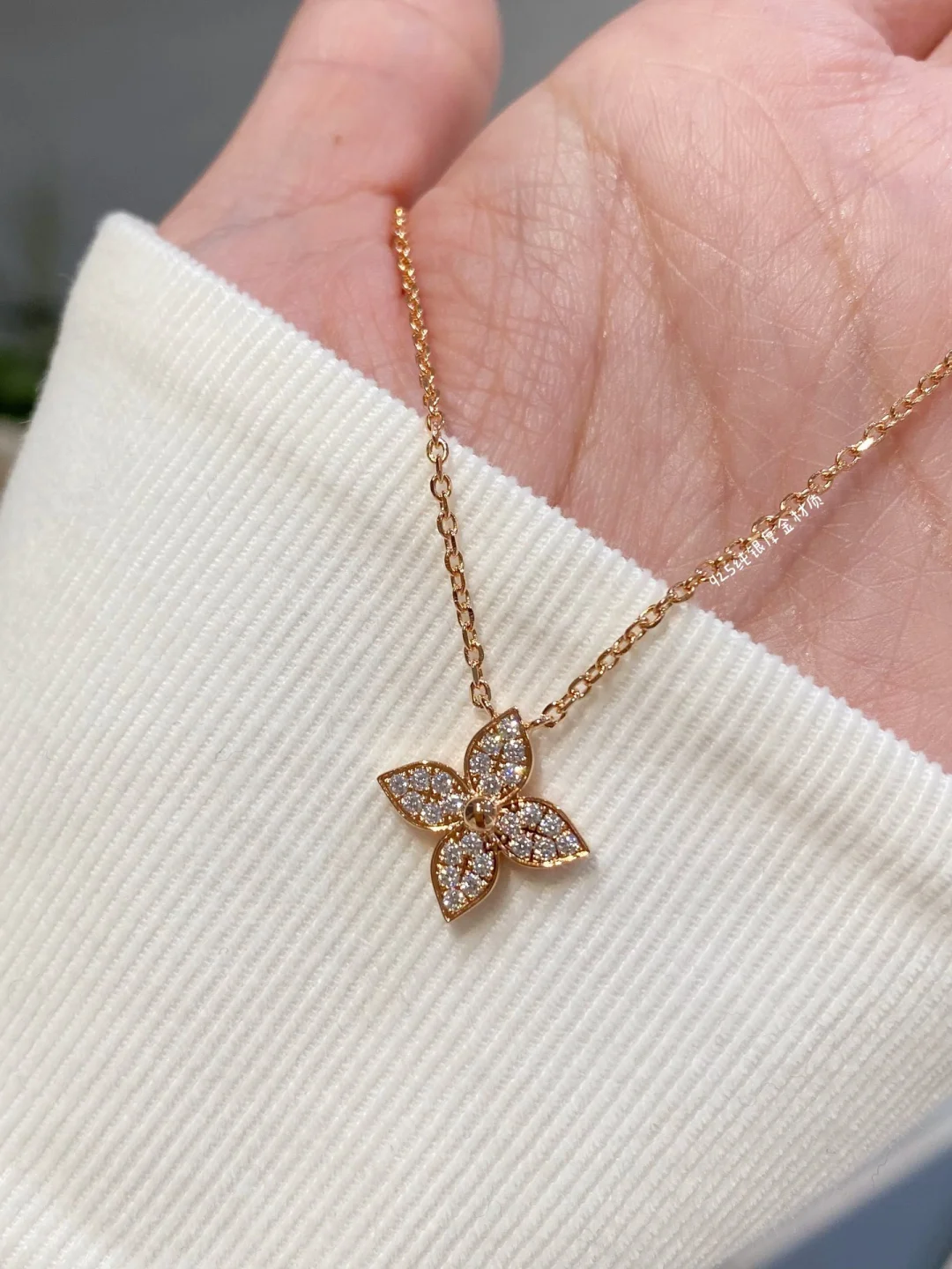 replica Louis Vuitton Idylle Blossom Pendant Necklace-One Flower - H Lin Jewelry