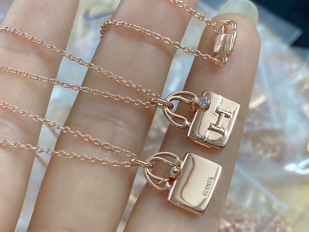 replica Hermes Plain Surface Bag Pendant Necklace - H Lin Jewelry