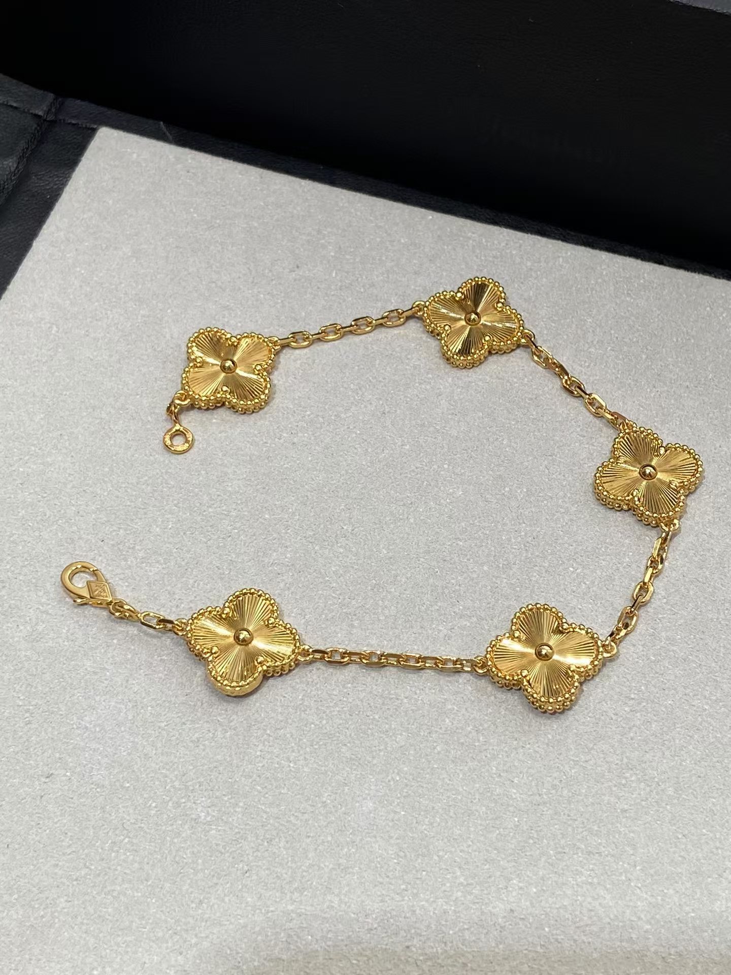 replica Van Cleef & Arpels Vintage Alhambra Bracelet 5 Motifs - H Lin Jewelry