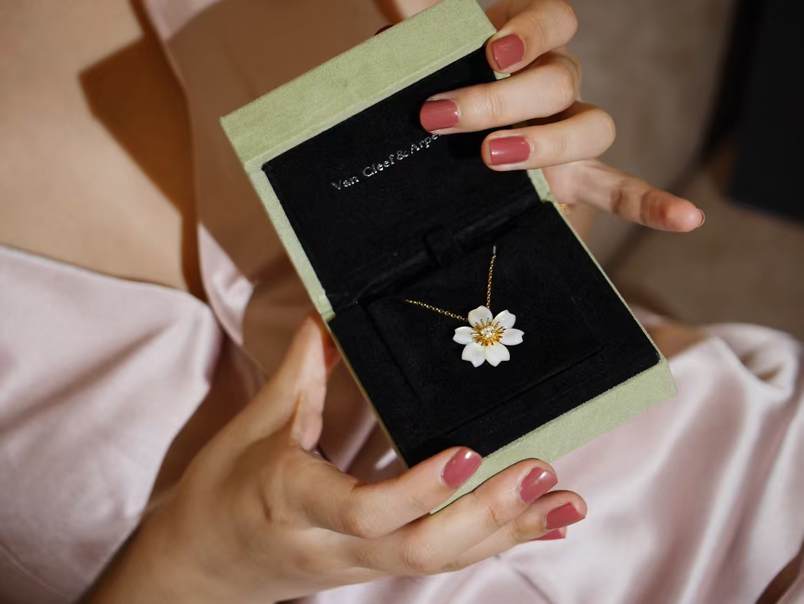 replica Van Cleef & Arpels Rose de Noël Pendant Necklace - Mini - H Lin Jewelry