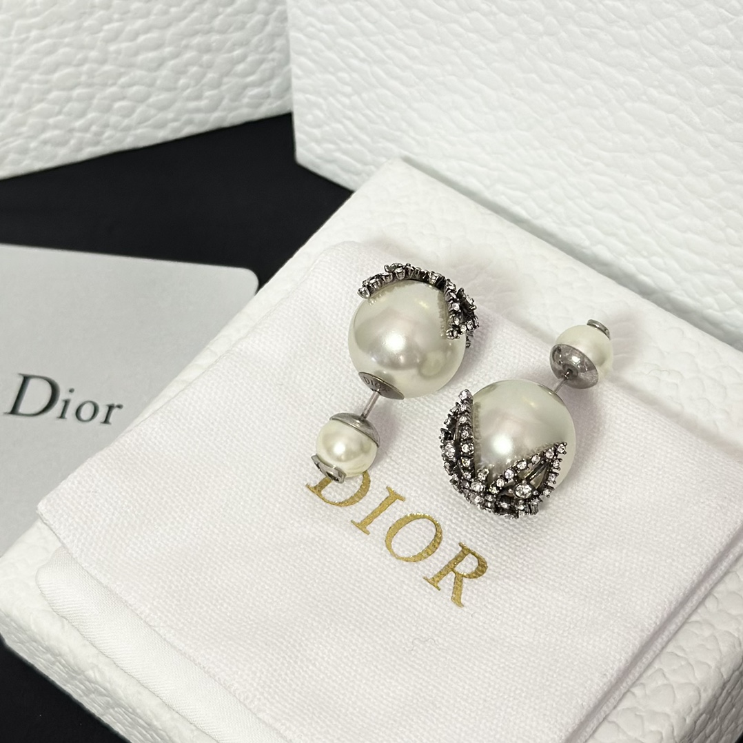 replica Dior Butterfly Paved on Pearl Stud Earrings - H Lin Jewelry