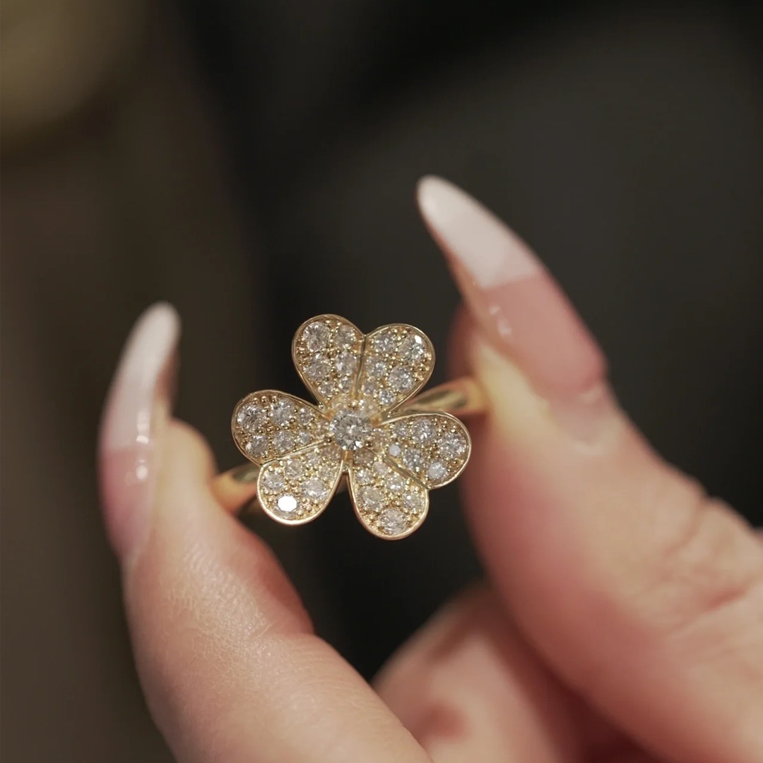 replica Van Cleef & Arpels 1 flower Frivole Ring - H Lin Jewelry
