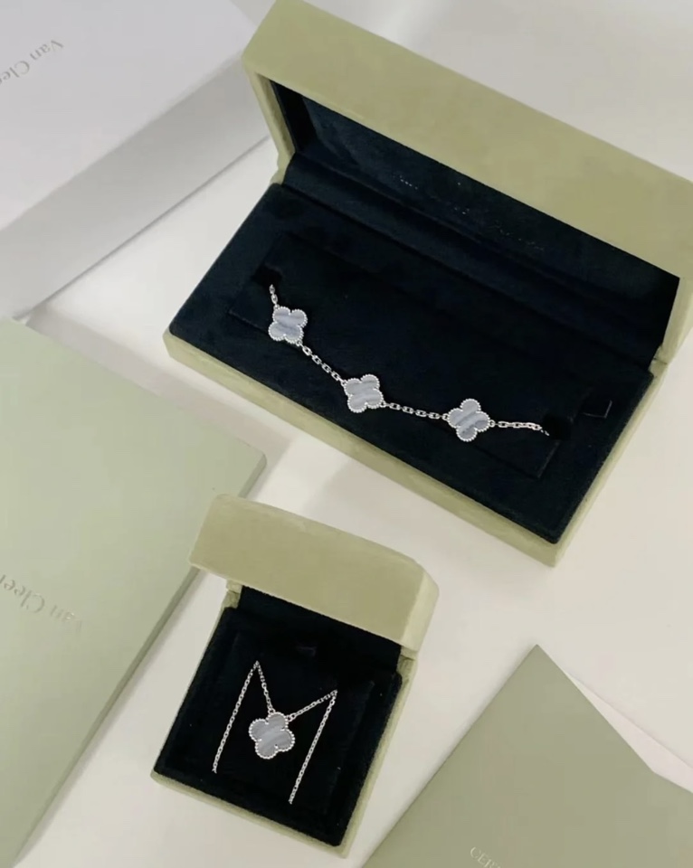 replica Van Cleef & Arpels Blue Chalcedony Clover Vintage Alhambra Pendant Necklace Bracelet - H Lin Jewelry
