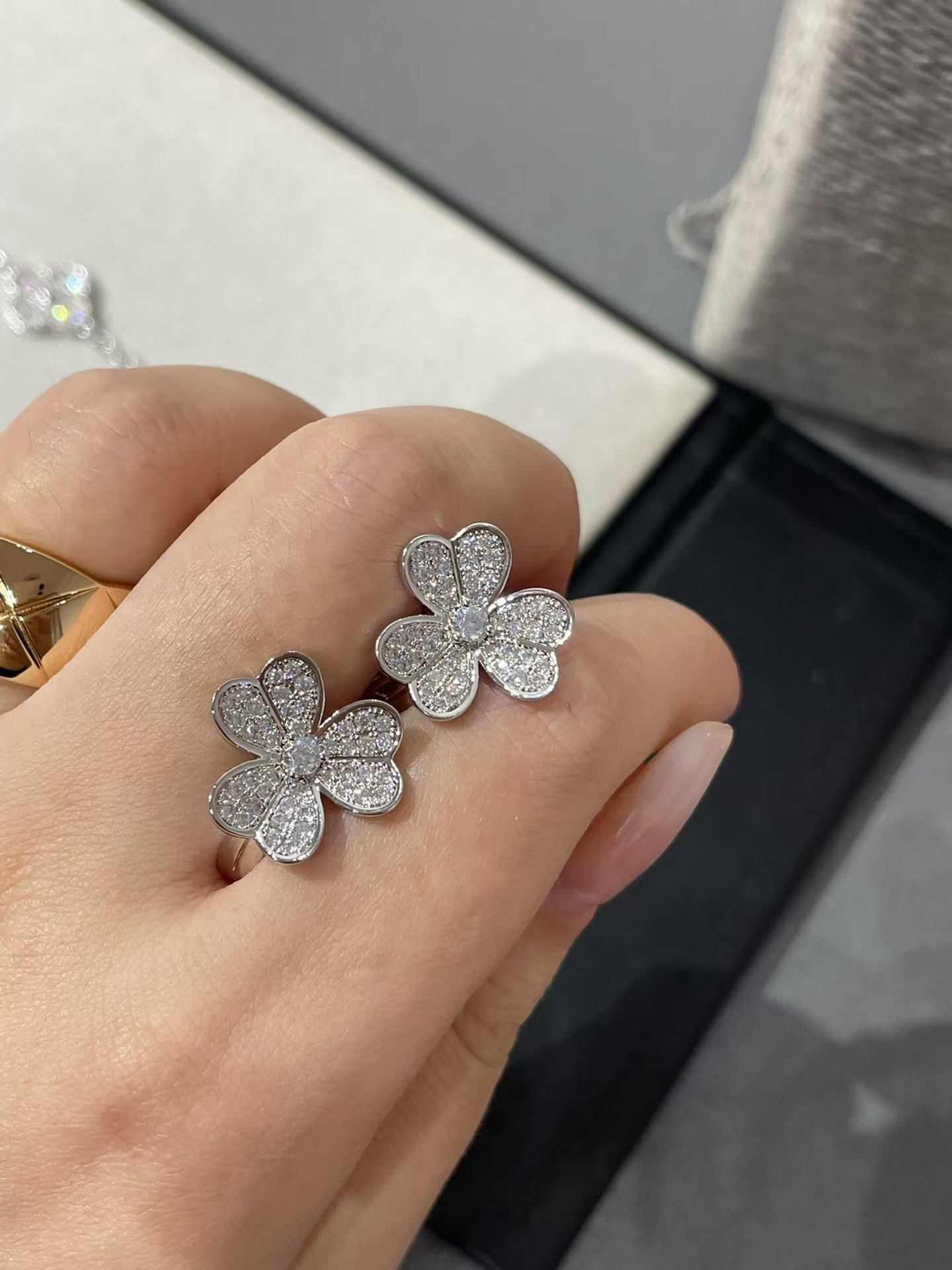 replica Van Cleef & Arpels Frivole Earrings - Small - H Lin Jewelry