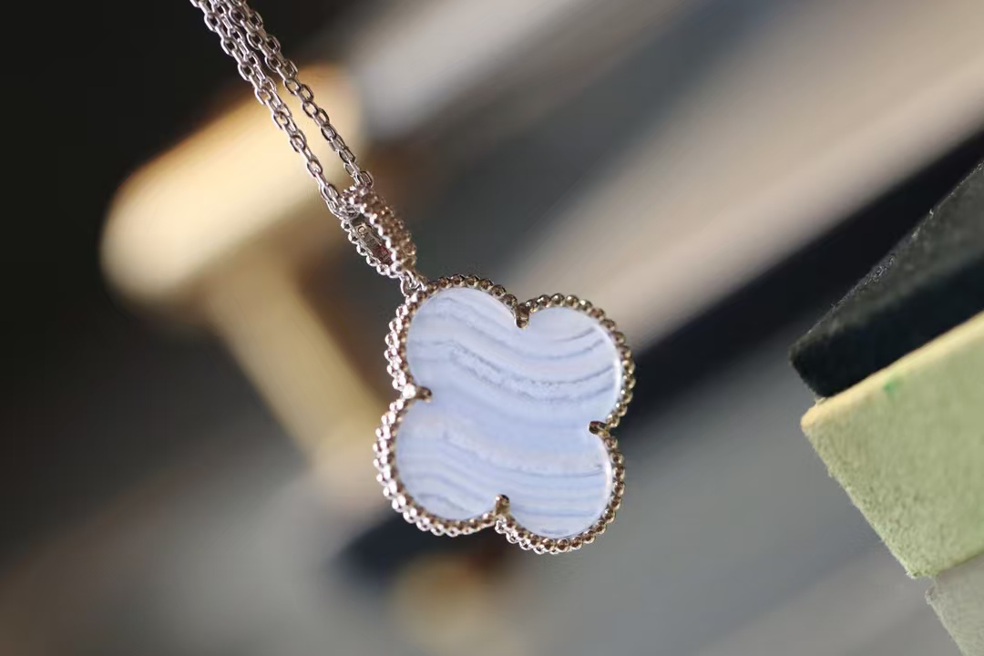 replica Van Cleef & Arpels Vintage Alhambra Pendant Necklace - Large - H Lin Jewelry