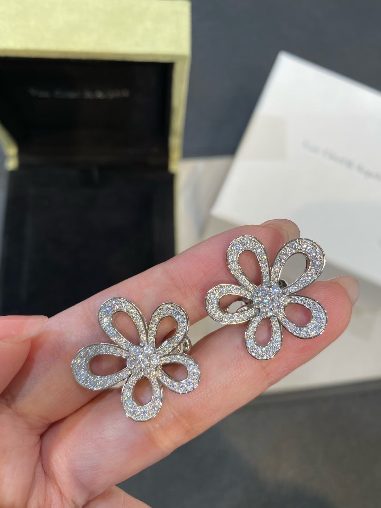 replica Van Cleef & Arpels Flowerlace Earrings - H Lin Jewelry