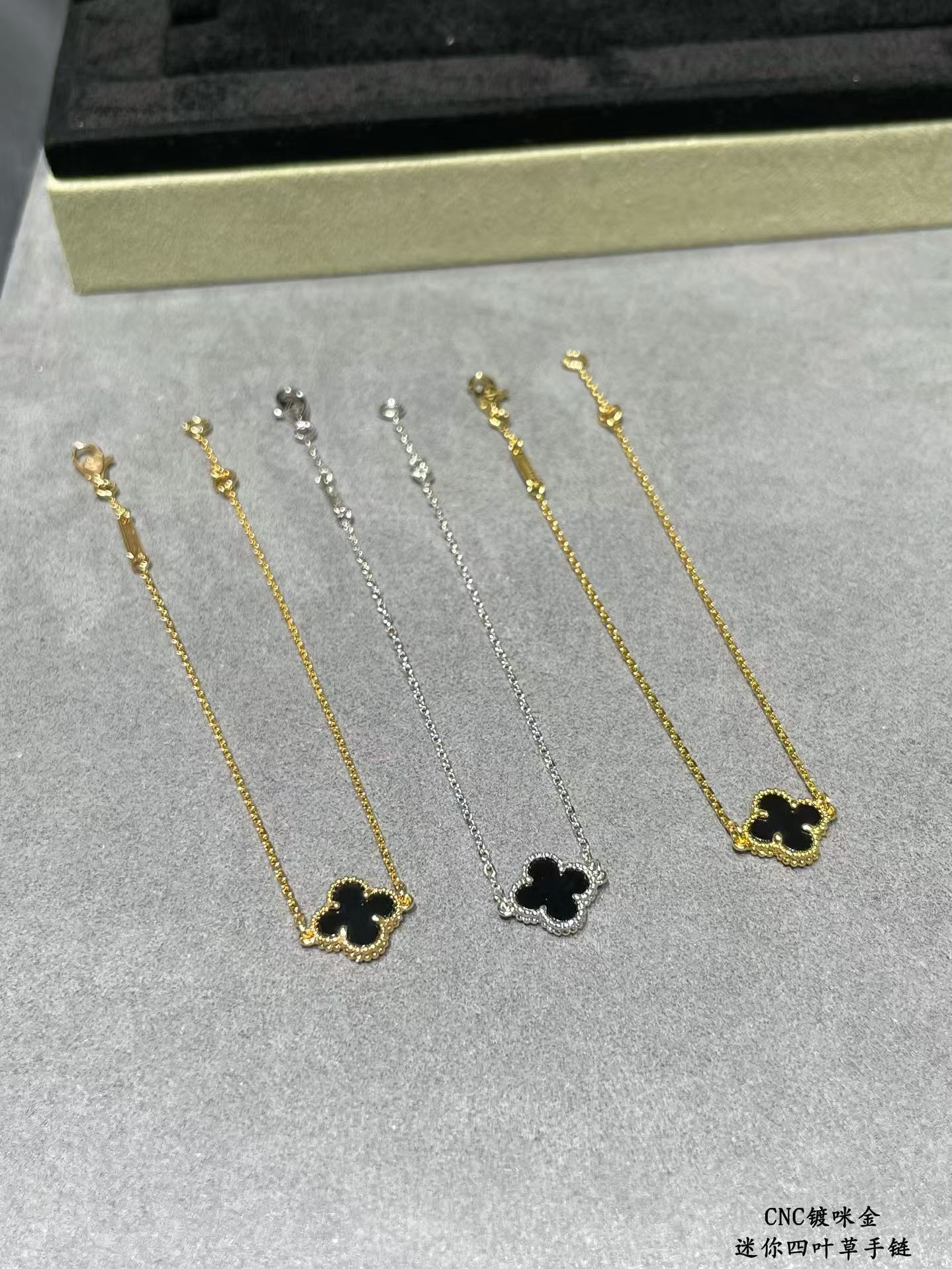 replica Van Cleef & Arpels Sweet Alhambra Black Agate Single Clover Bracelet - H Lin Jewelry