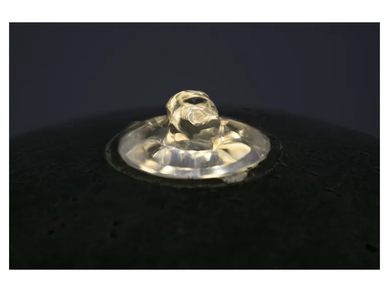 Gartenbrunnen mit LEDs und Solar-Panel