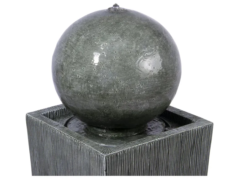 Gartenbrunnen mit LEDs und Solar-Panel