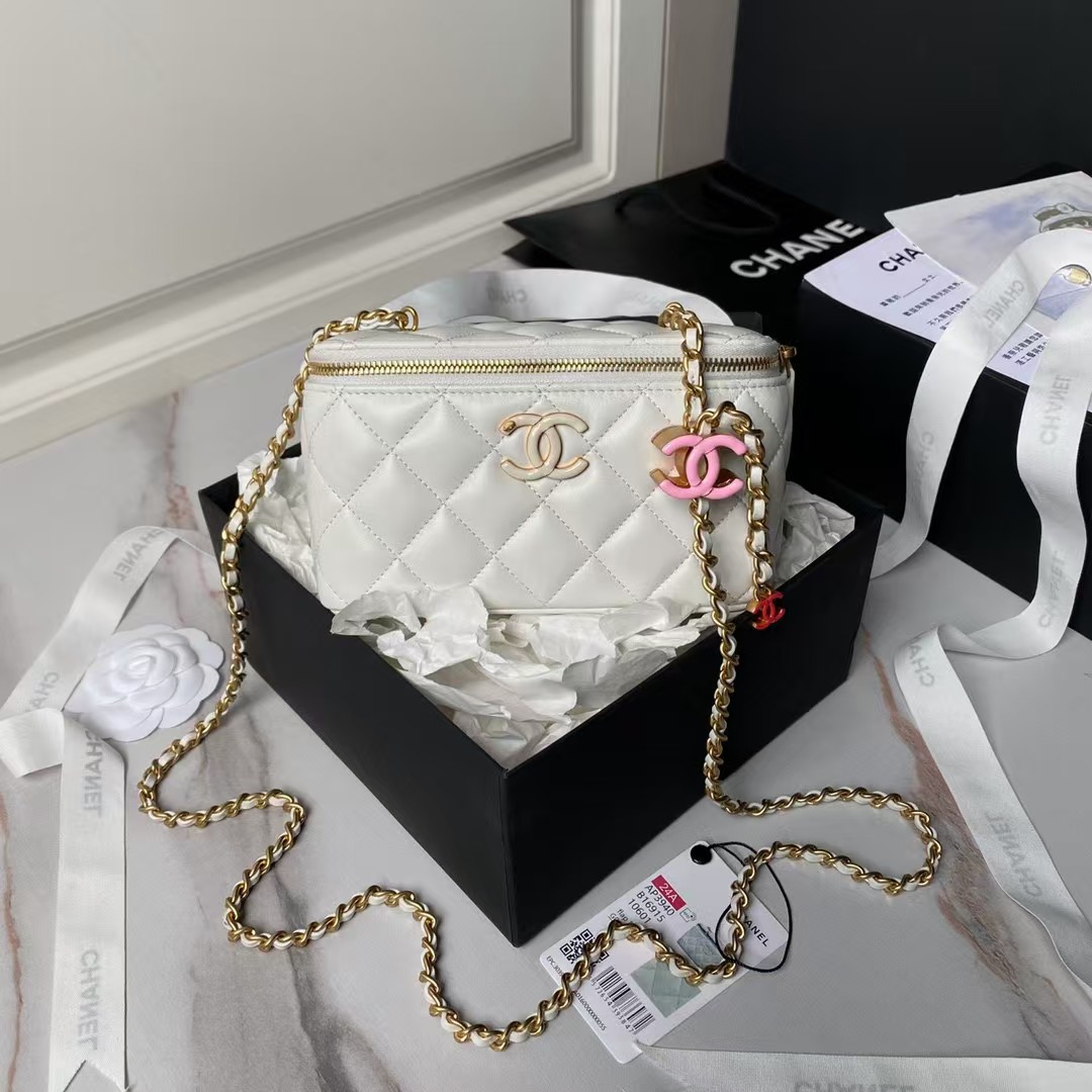 Replicate Chanel AP3940 Lambskin Cosmetic Bag Shiny Lambskin Enamel   Gold Metal White(1:1 replica)