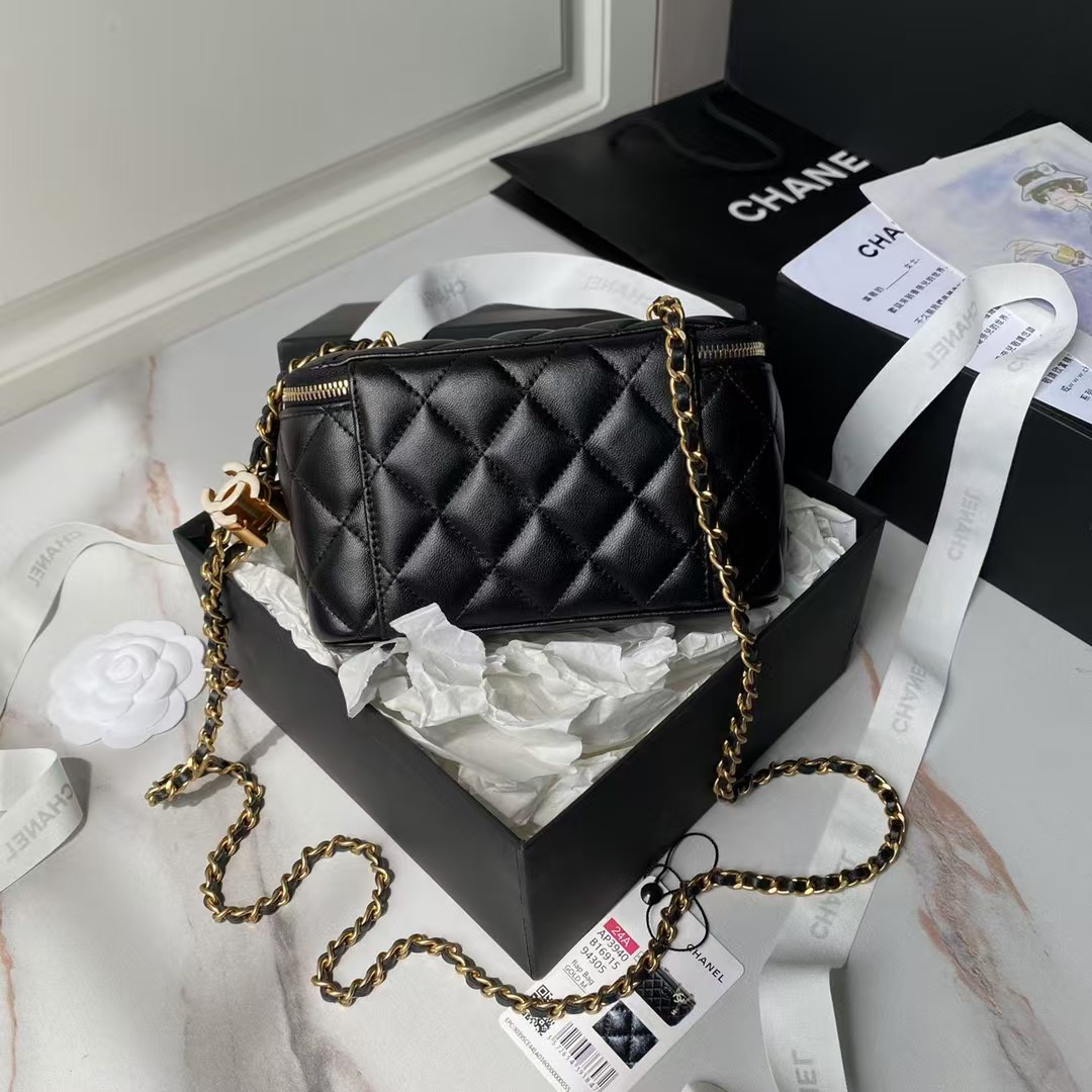 Replicate Chanel AP3940 Lambskin Cosmetic Bag Shiny Lambskin Enamel   Gold Metal Black(1:1 replica)
