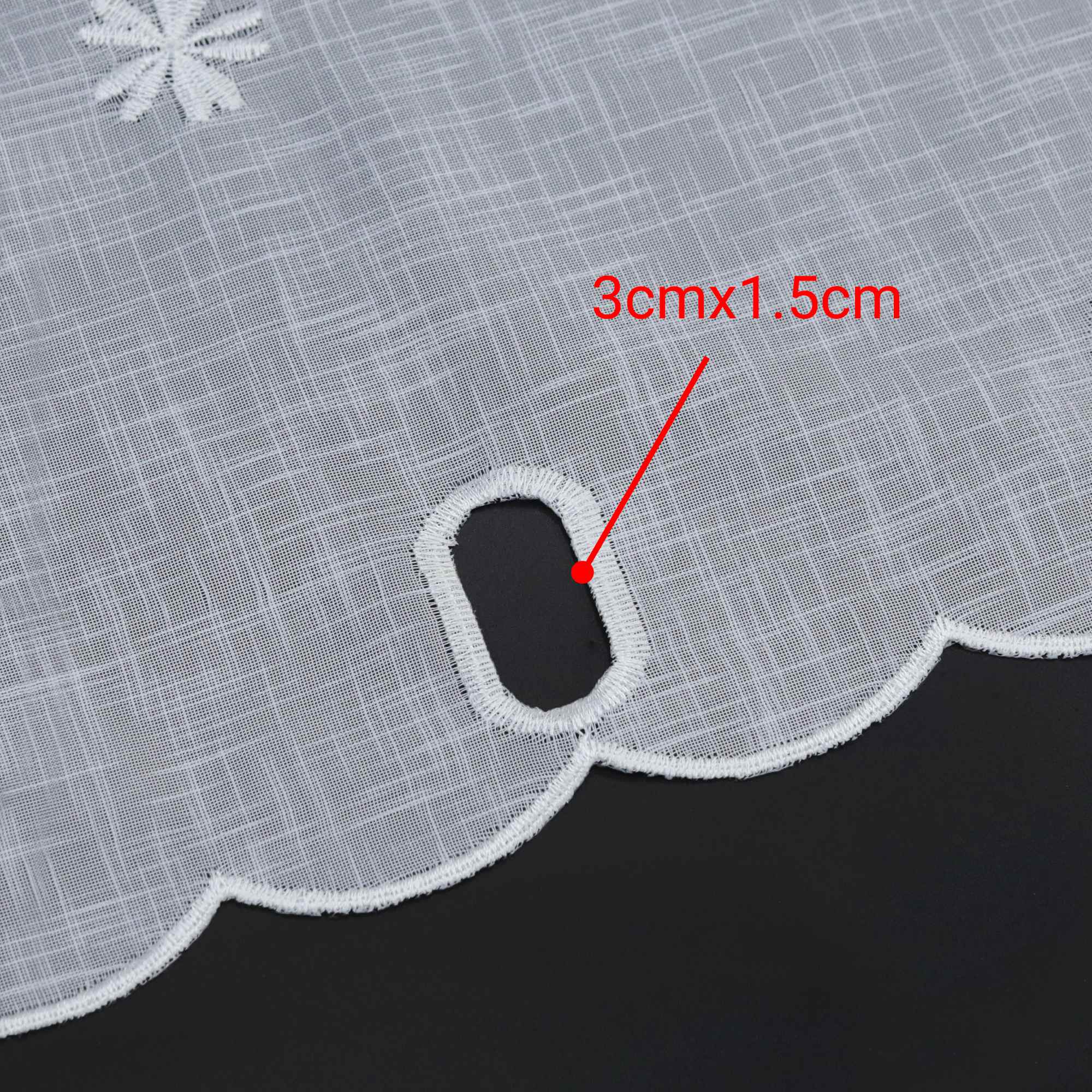 Scheibengardinen mit kleinen Blumenmuster Stickerei im Landhausstil