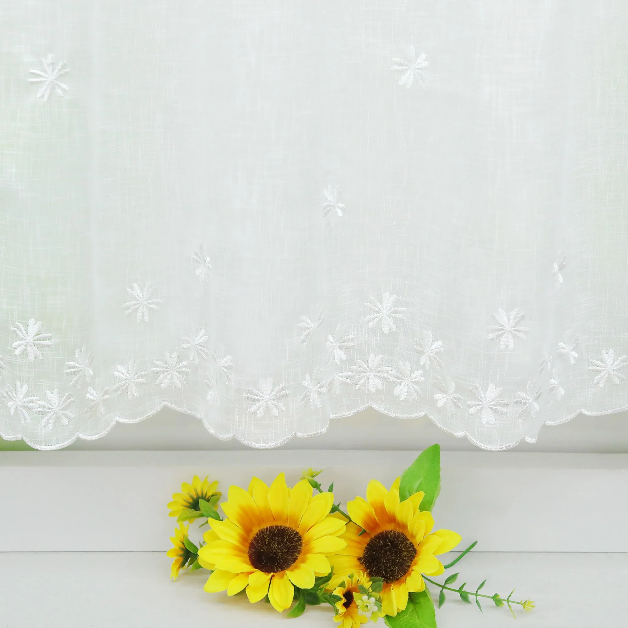 Scheibengardinen mit kleinen Blumenmuster Stickerei im Landhausstil