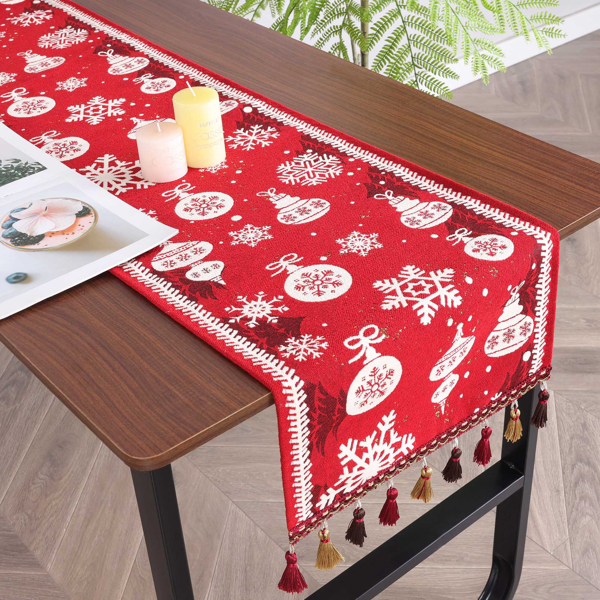Festlicher Weihnachts Tischläufer mit weihnachtlicher Dekorationmuster