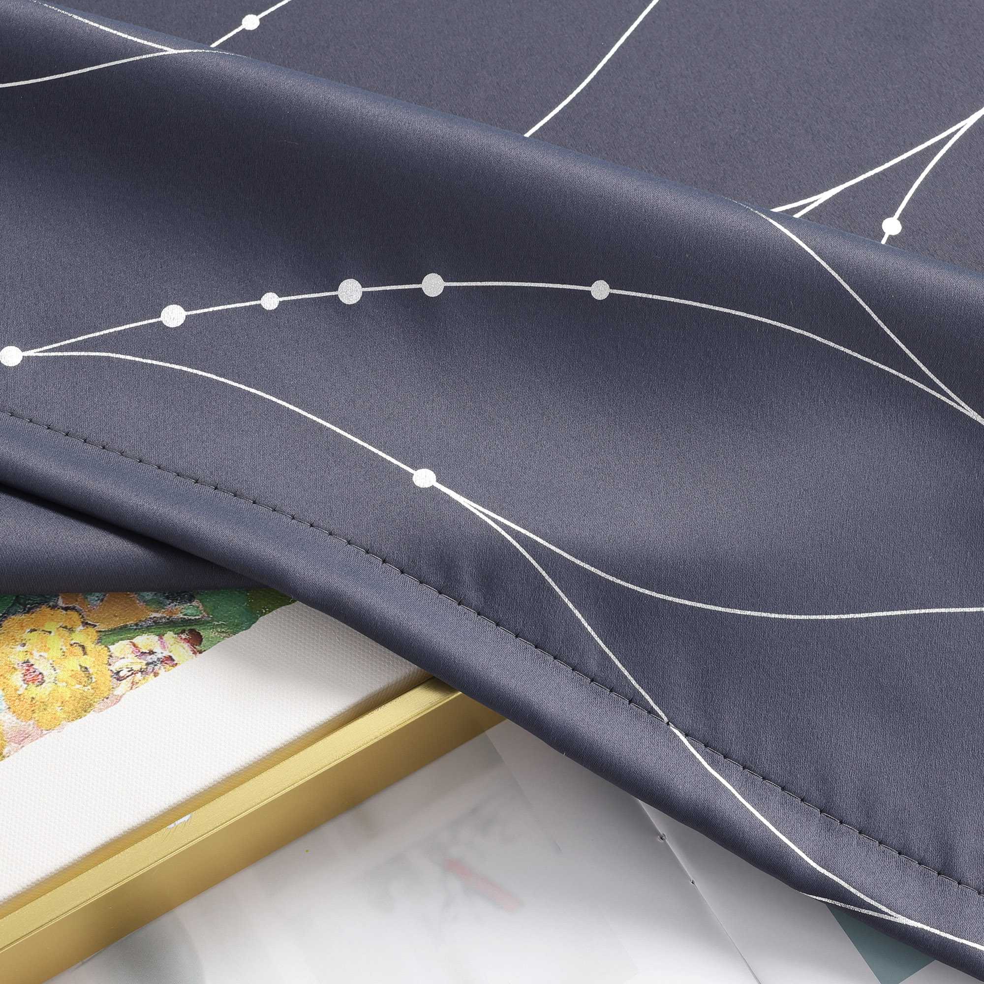 Verdunkelungsvorhang Ösenschal für Schlafzimmer mit silbernen Akzenten