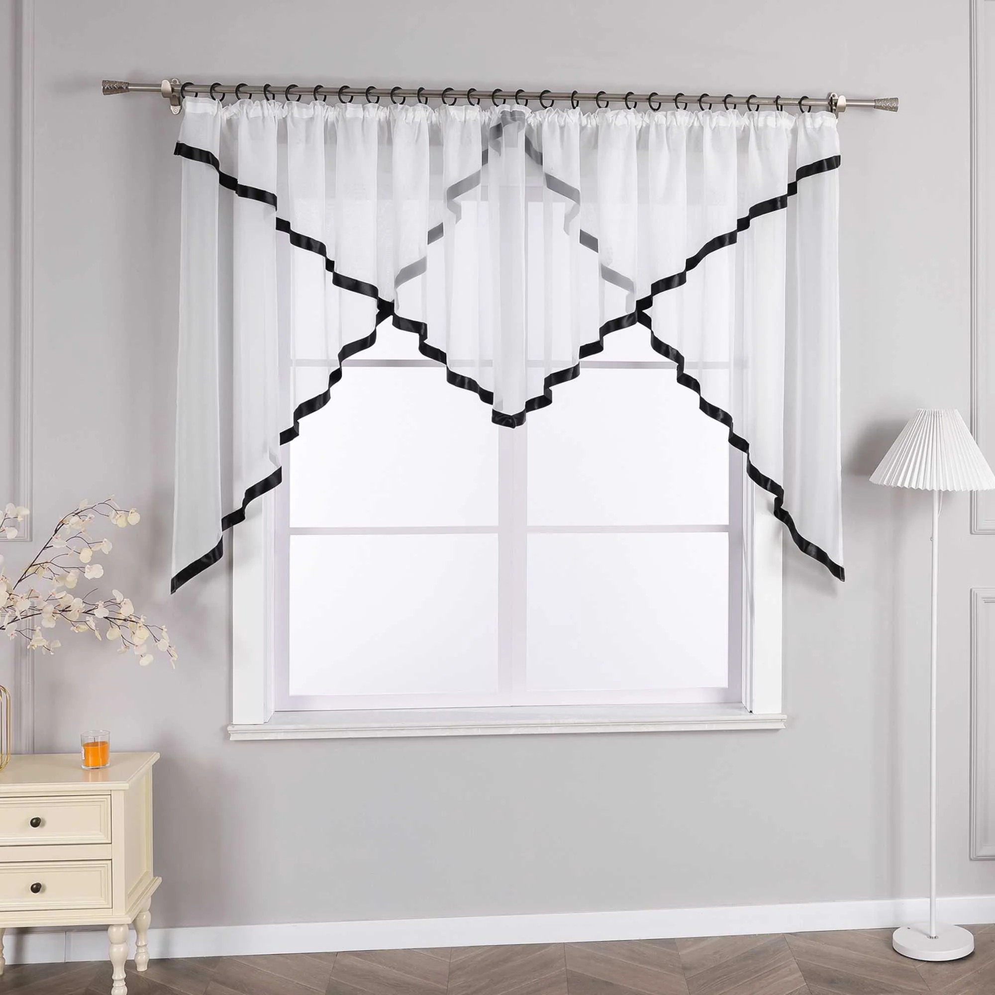 Scheibegardiene mit Wellenkante und Satinband