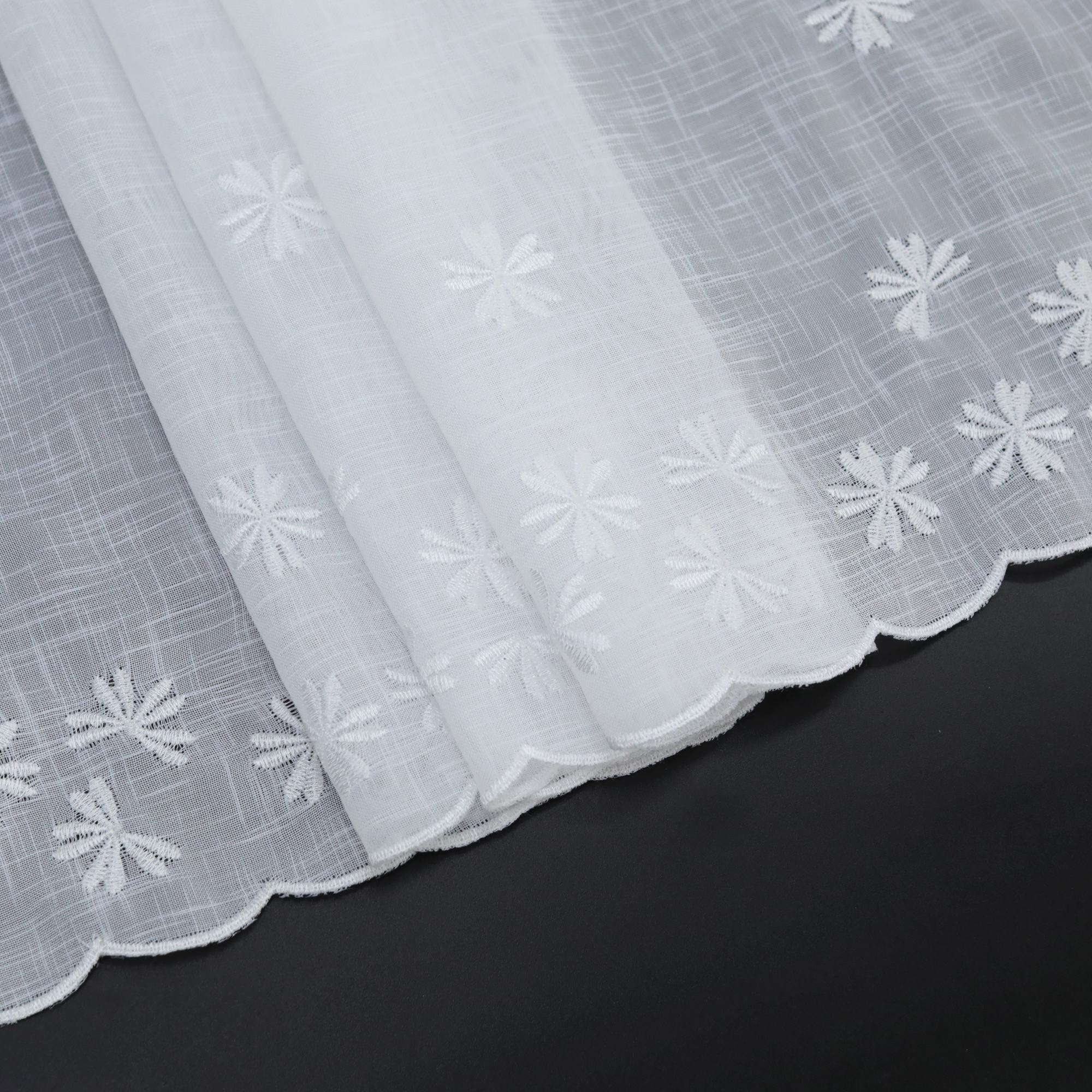 Scheibengardinen mit kleinen Blumenmuster Stickerei im Landhausstil