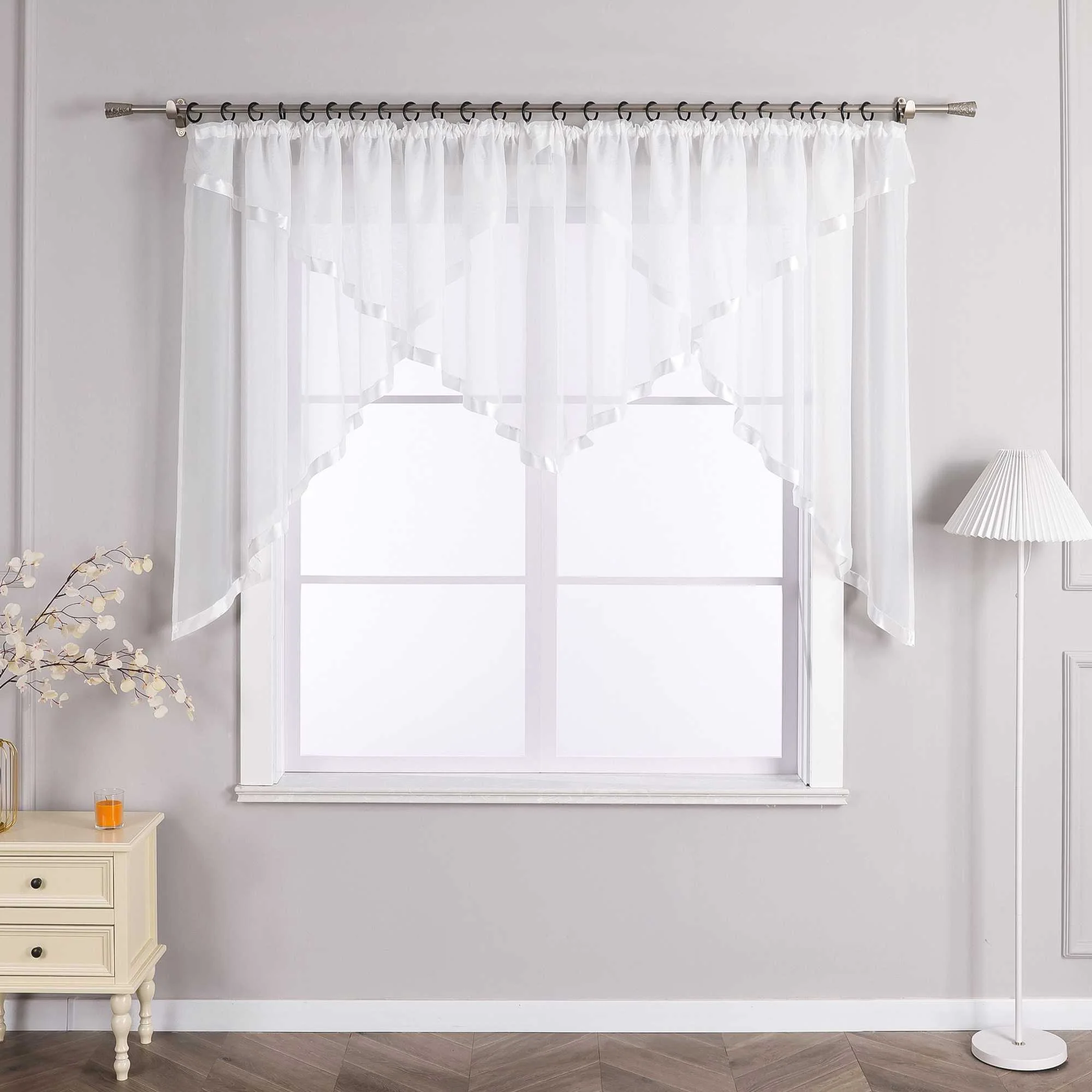 Scheibegardiene mit Wellenkante und Satinband