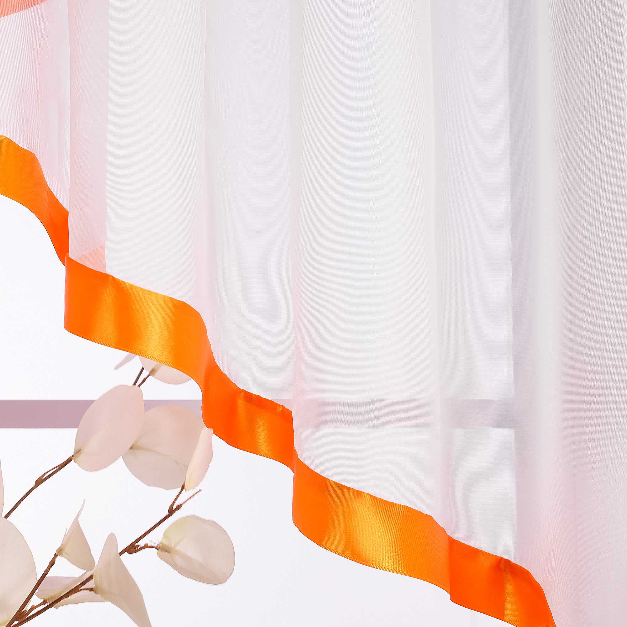 Scheibegardiene mit Wellenkante und Satinband