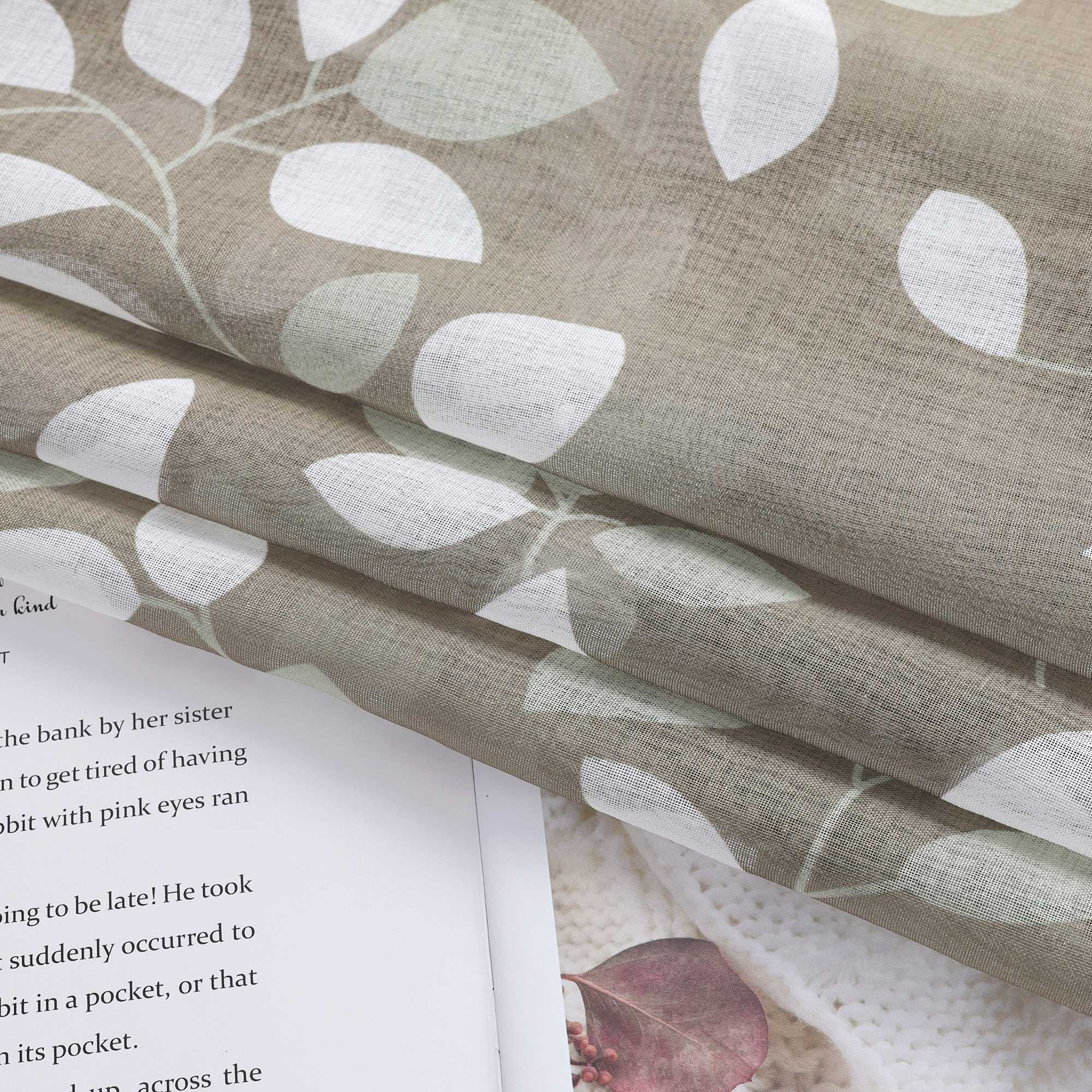 Halbtransparente Schiebegardinen Klettbandschal mit braunem Blättermuster Lichtdurchlässig 2er Set