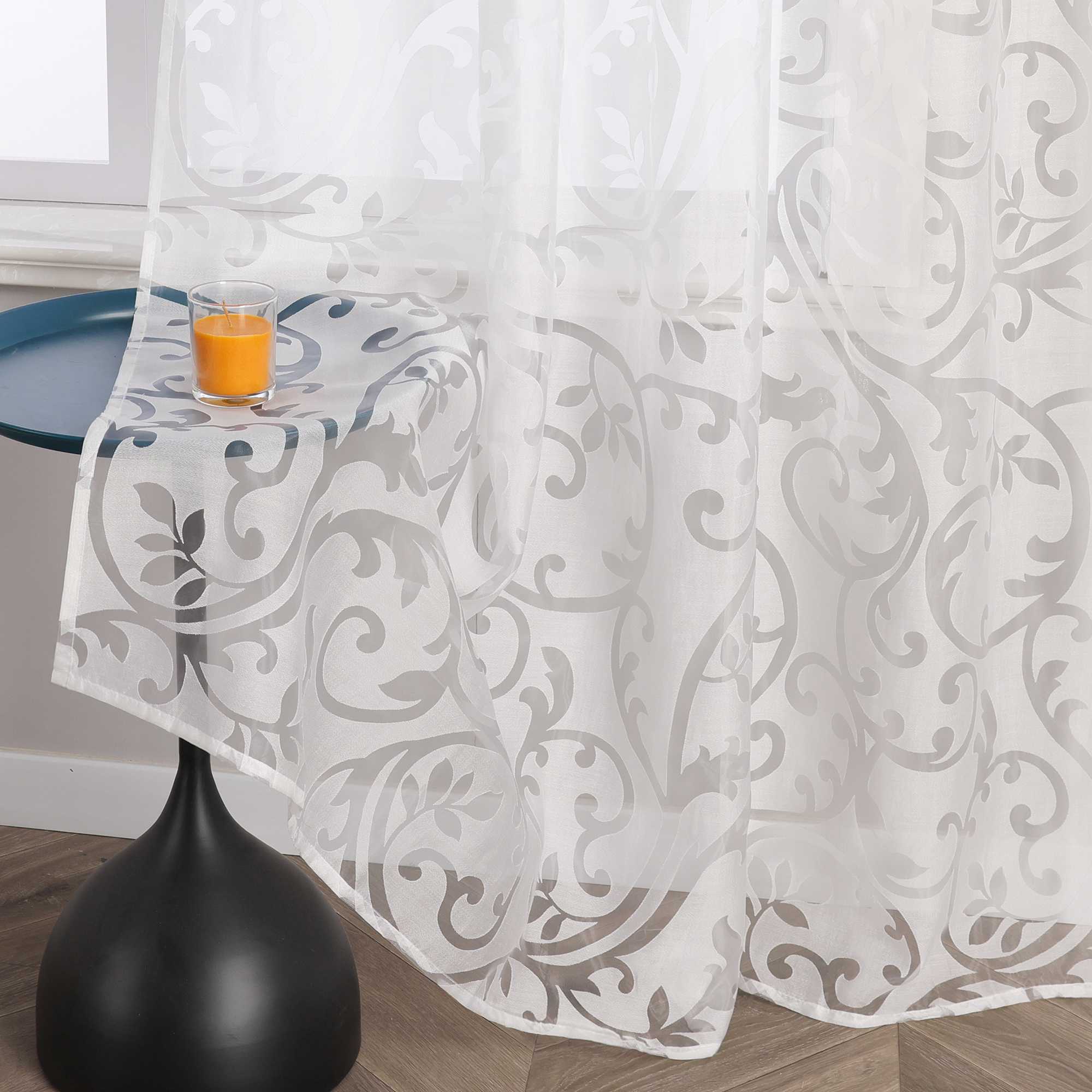 Transparente Vorhang mit Rankenmuster