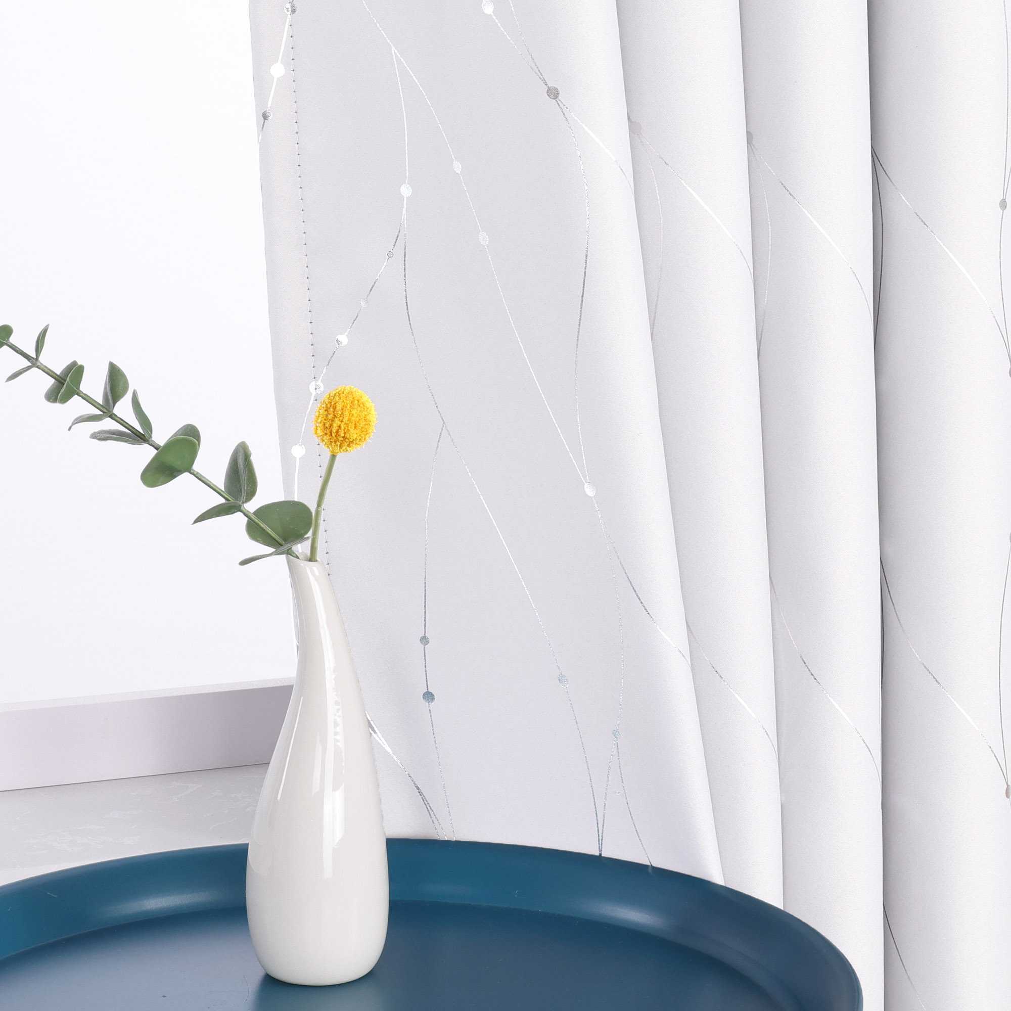 Verdunkelungsvorhang Ösenschal für Schlafzimmer mit silbernen Akzenten