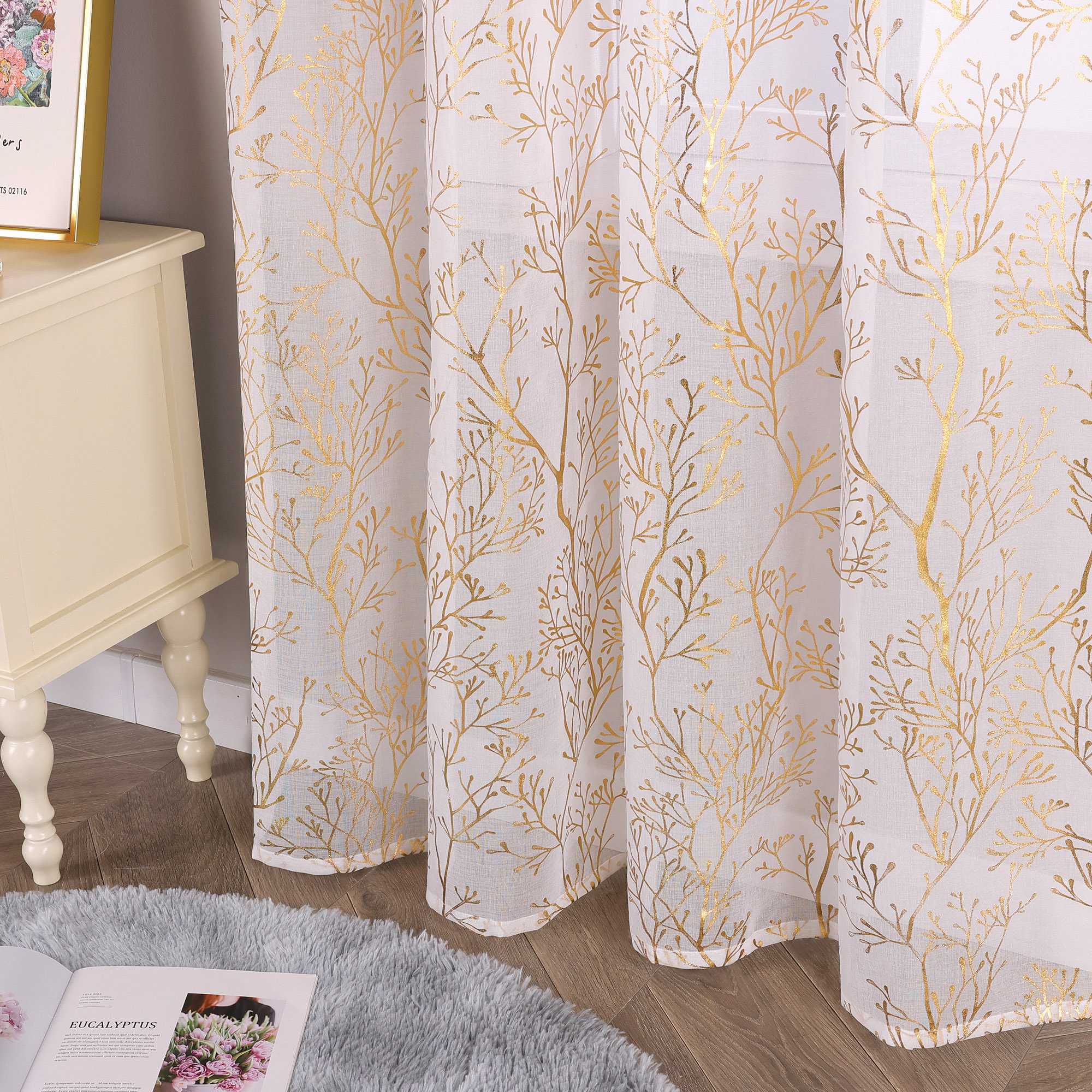 Luxuriöse Vorhänge mit vergoldetem Zweigmuster mit Kräuselband