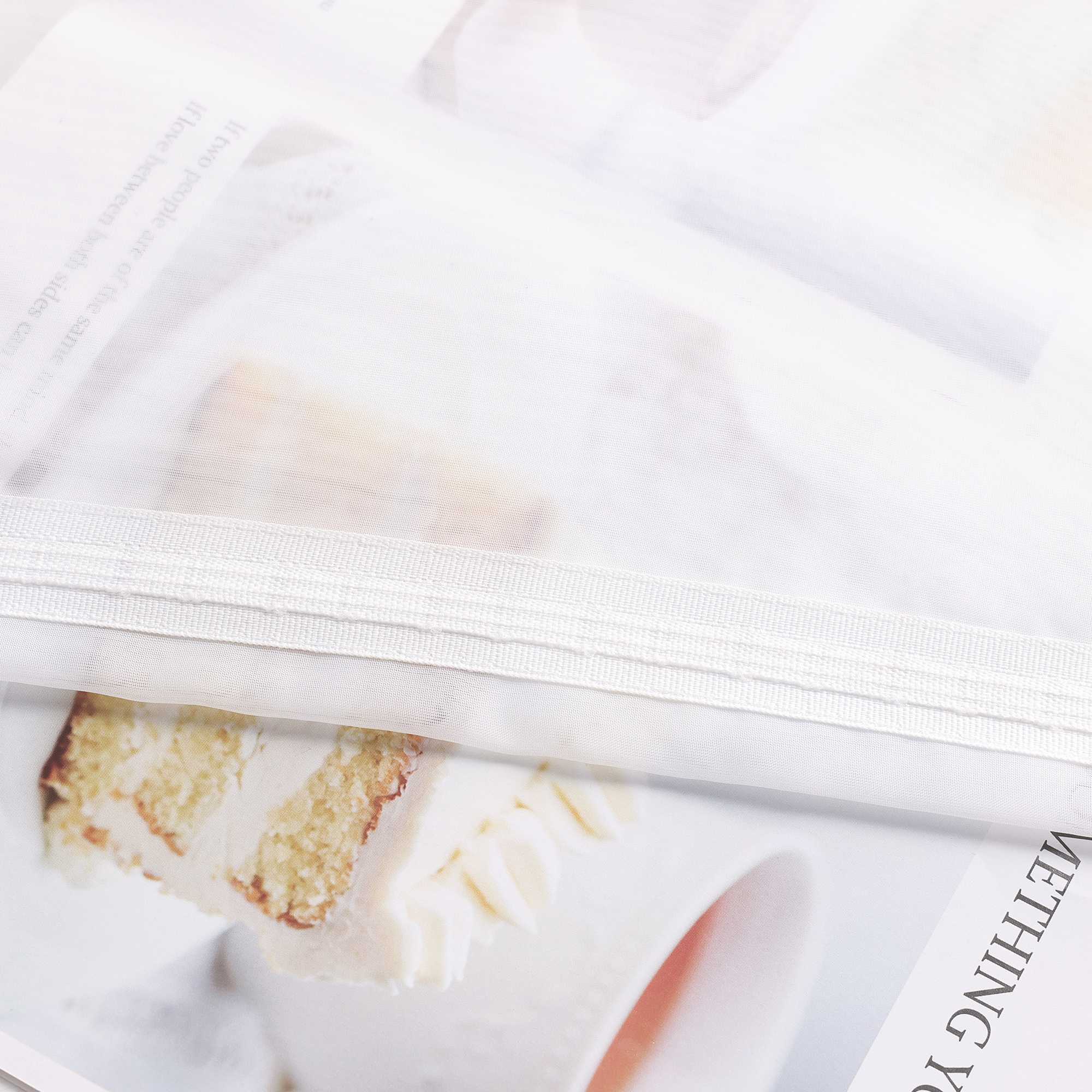 Scheibegardiene mit Wellenkante und Satinband