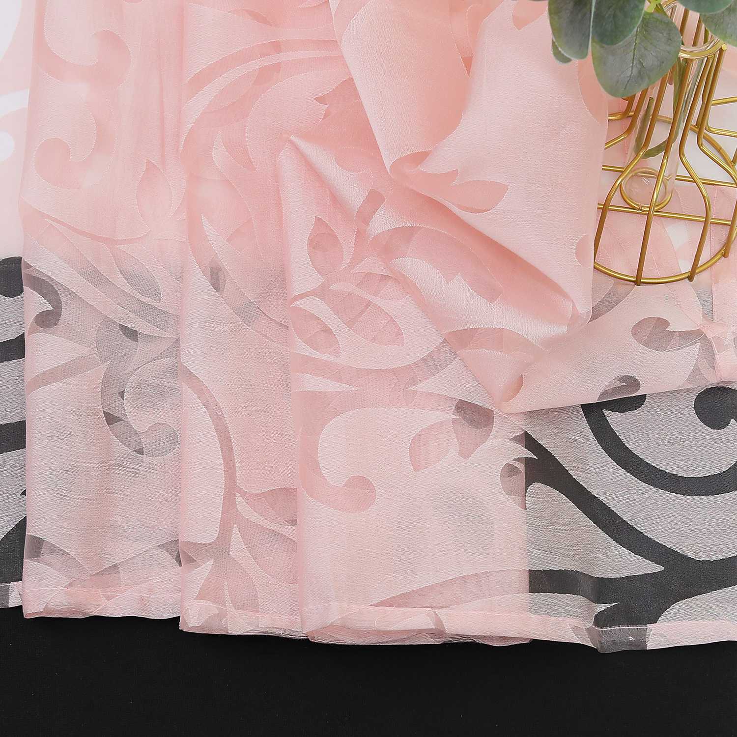 Transparente Vorhang mit Rankenmuster