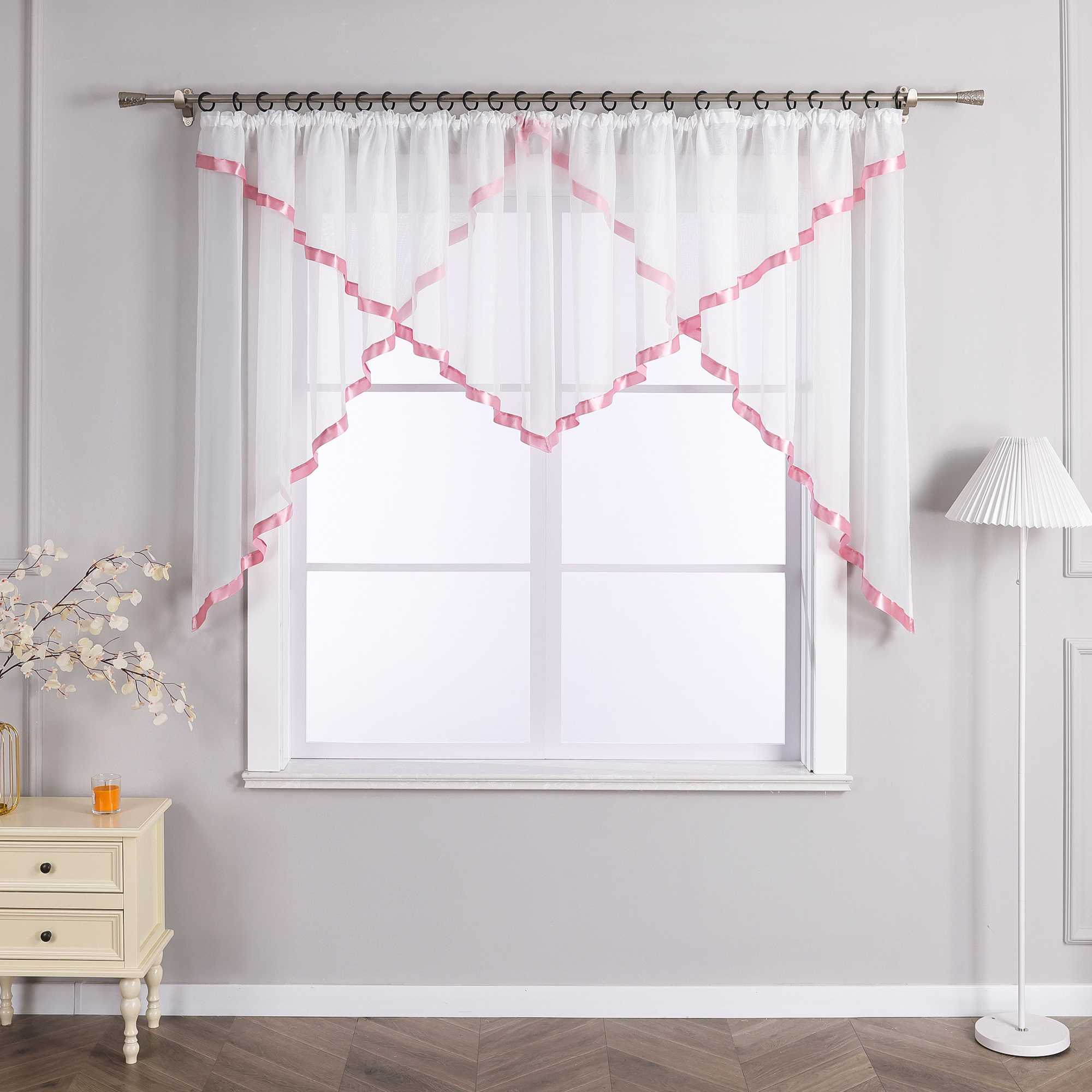 Scheibegardiene mit Wellenkante und Satinband