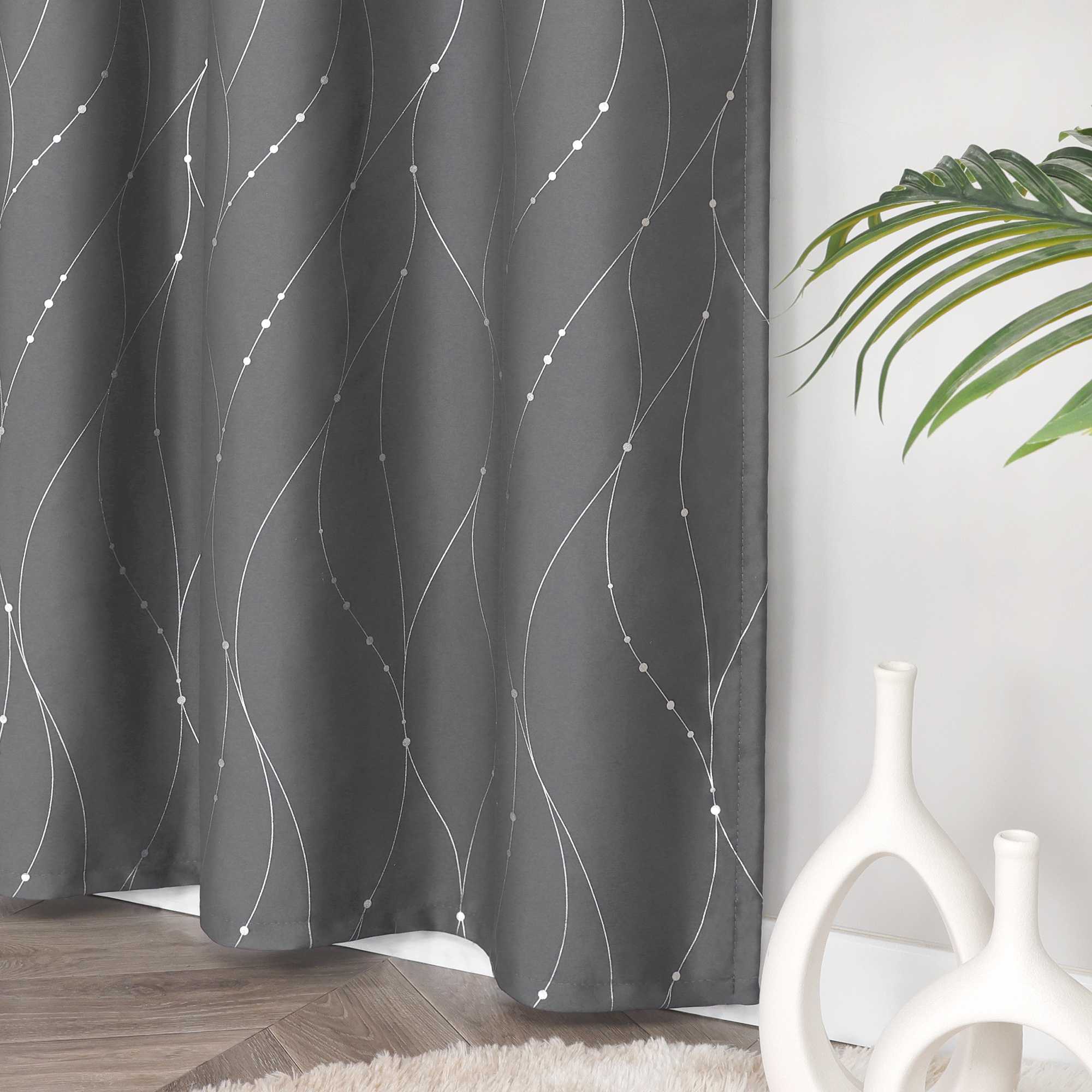 Verdunkelungsvorhang Ösenschal für Schlafzimmer mit silbernen Akzenten