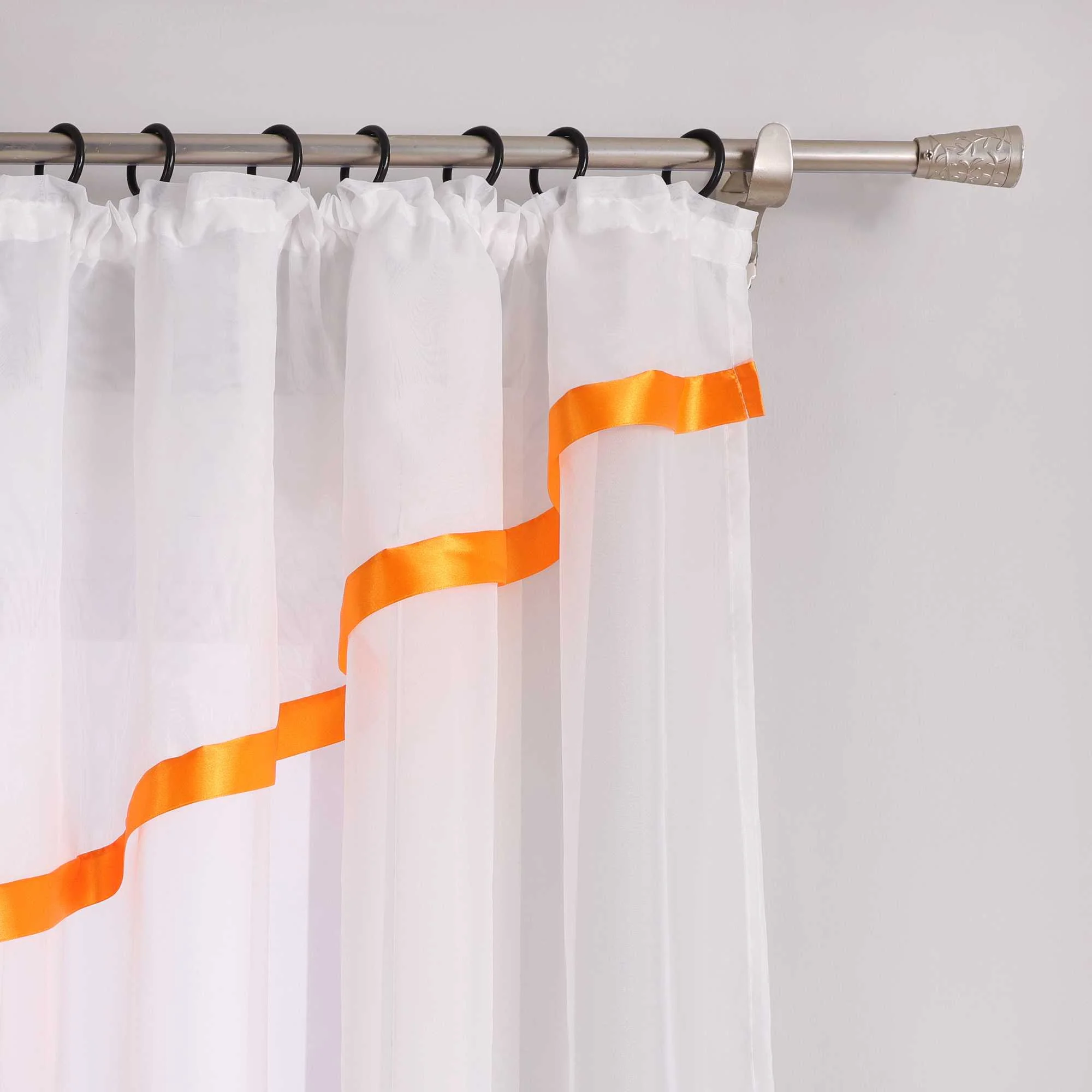 Scheibegardiene mit Wellenkante und Satinband