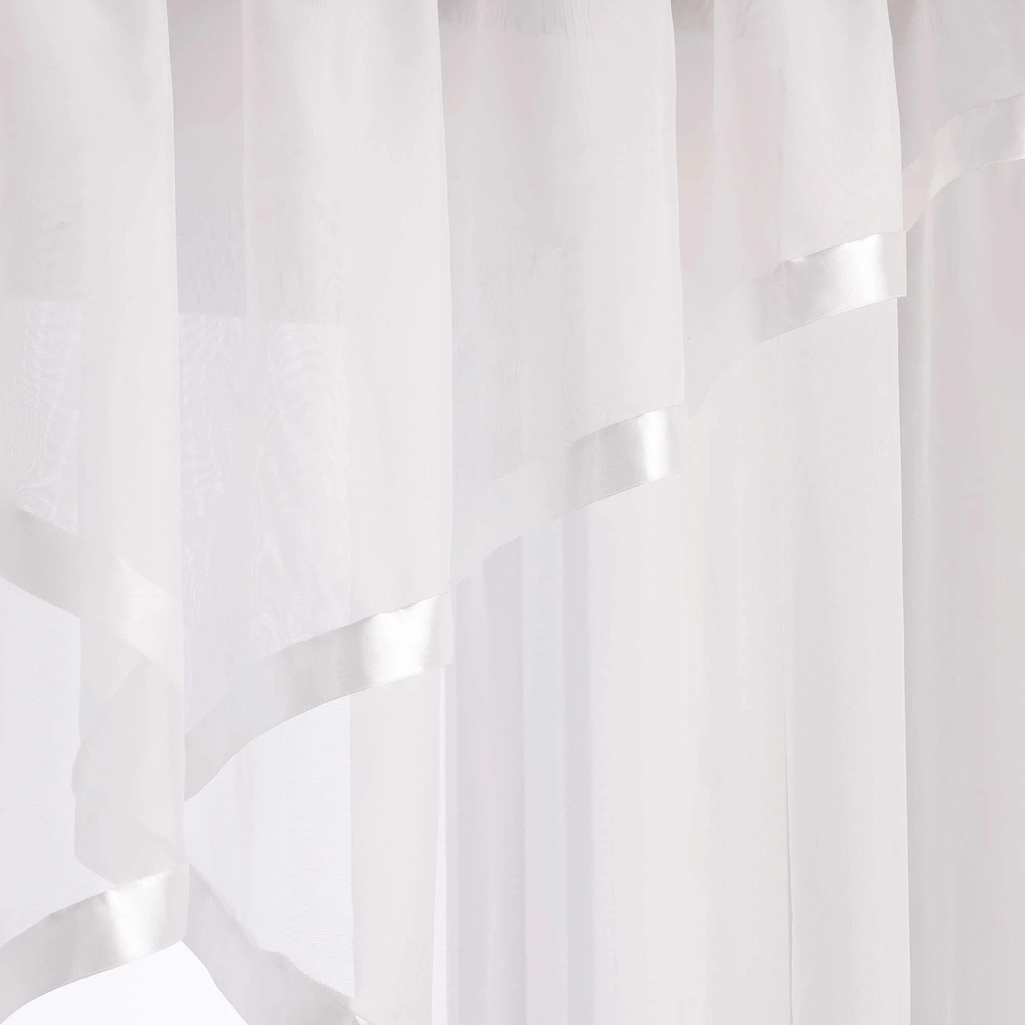 Scheibegardiene mit Wellenkante und Satinband