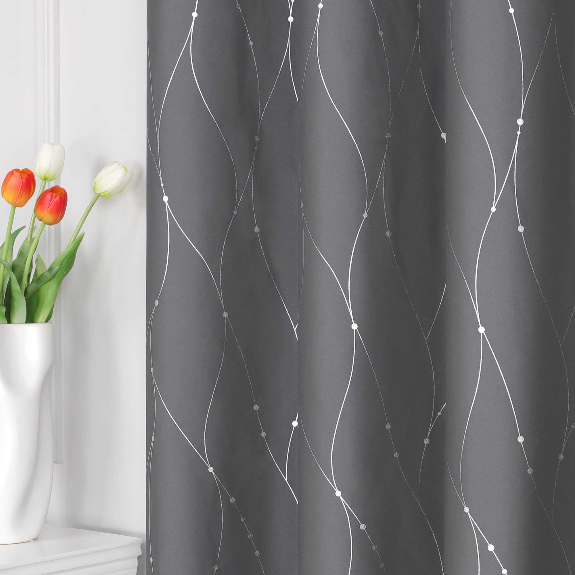 Verdunkelungsvorhang Ösenschal für Schlafzimmer mit silbernen Akzenten