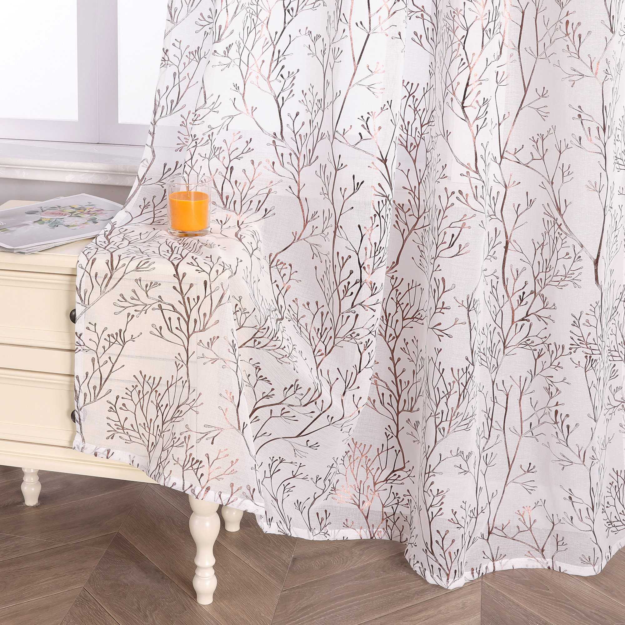 Luxuriöse Vorhänge mit vergoldetem Zweigmuster mit Kräuselband